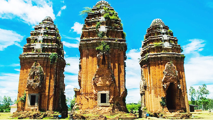 Lộ diện 2 phù điêu Champa quý tại tháp Dương Long - Ảnh 2.