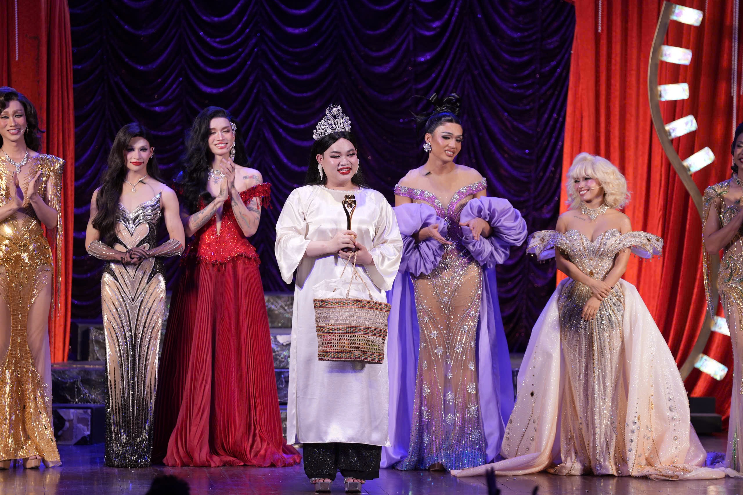 "Đảo hoa hậu" khoe tượng Mai Vàng chiến thắng trong suất diễn ý nghĩa - Ảnh 3.