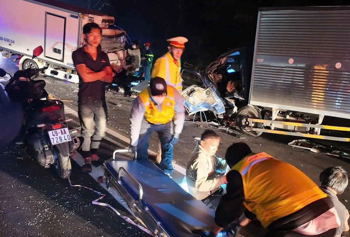 Lâm Đồng: Xe tải đấu đầu, 2 người tử vong - Ảnh 1.