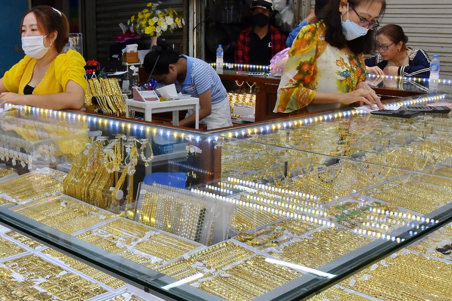 Độc quyền mua - bán vàng miếng gây biến động lớn về giá, Ngân hàng Nhà nước nói gì? - Ảnh 1.