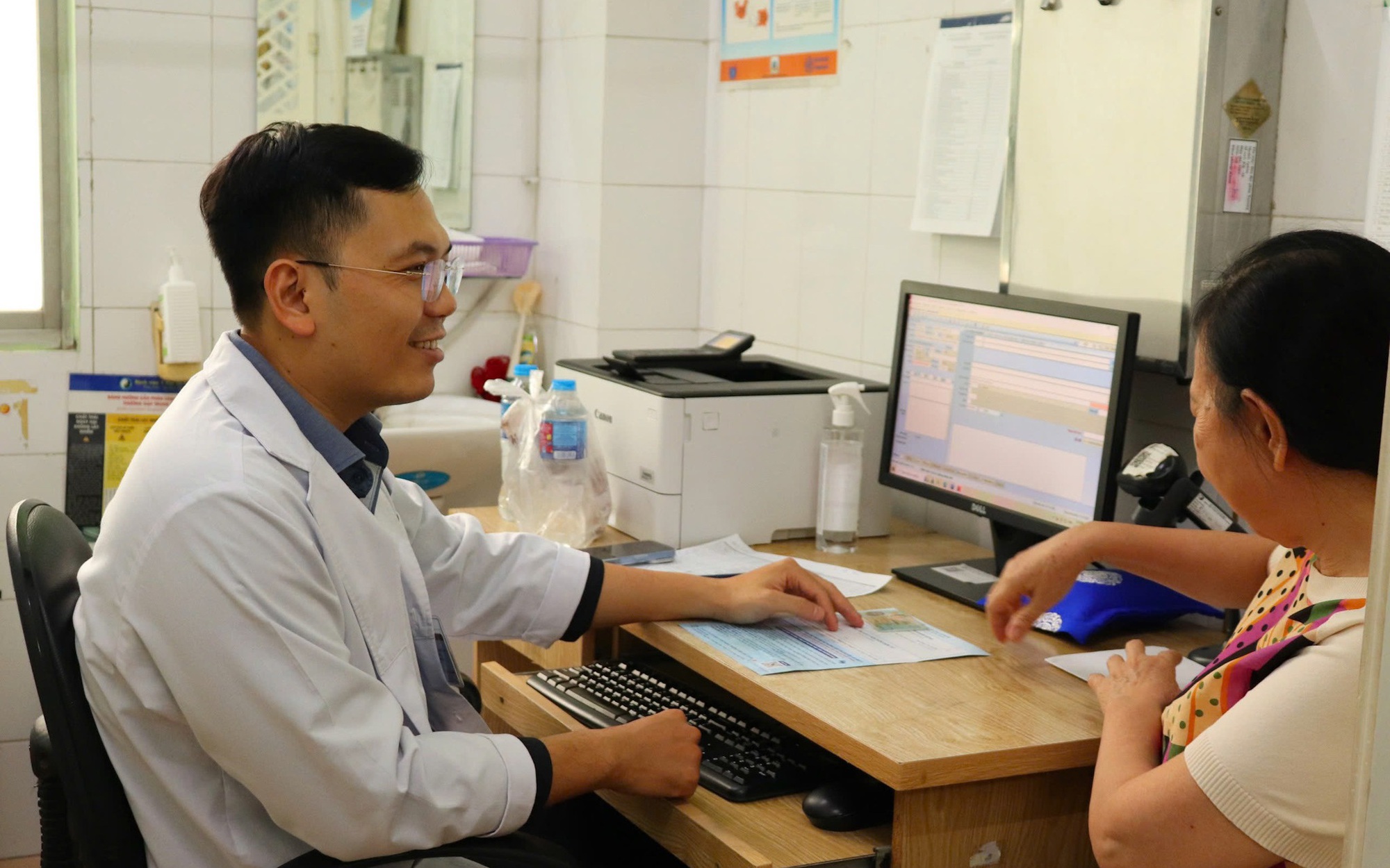 TPHCM: Cấp thẻ BHYT cho người d&acirc;n c&aacute;c x&atilde;, phường an to&agrave;n khu gặp kh&oacute; - Ảnh 2.