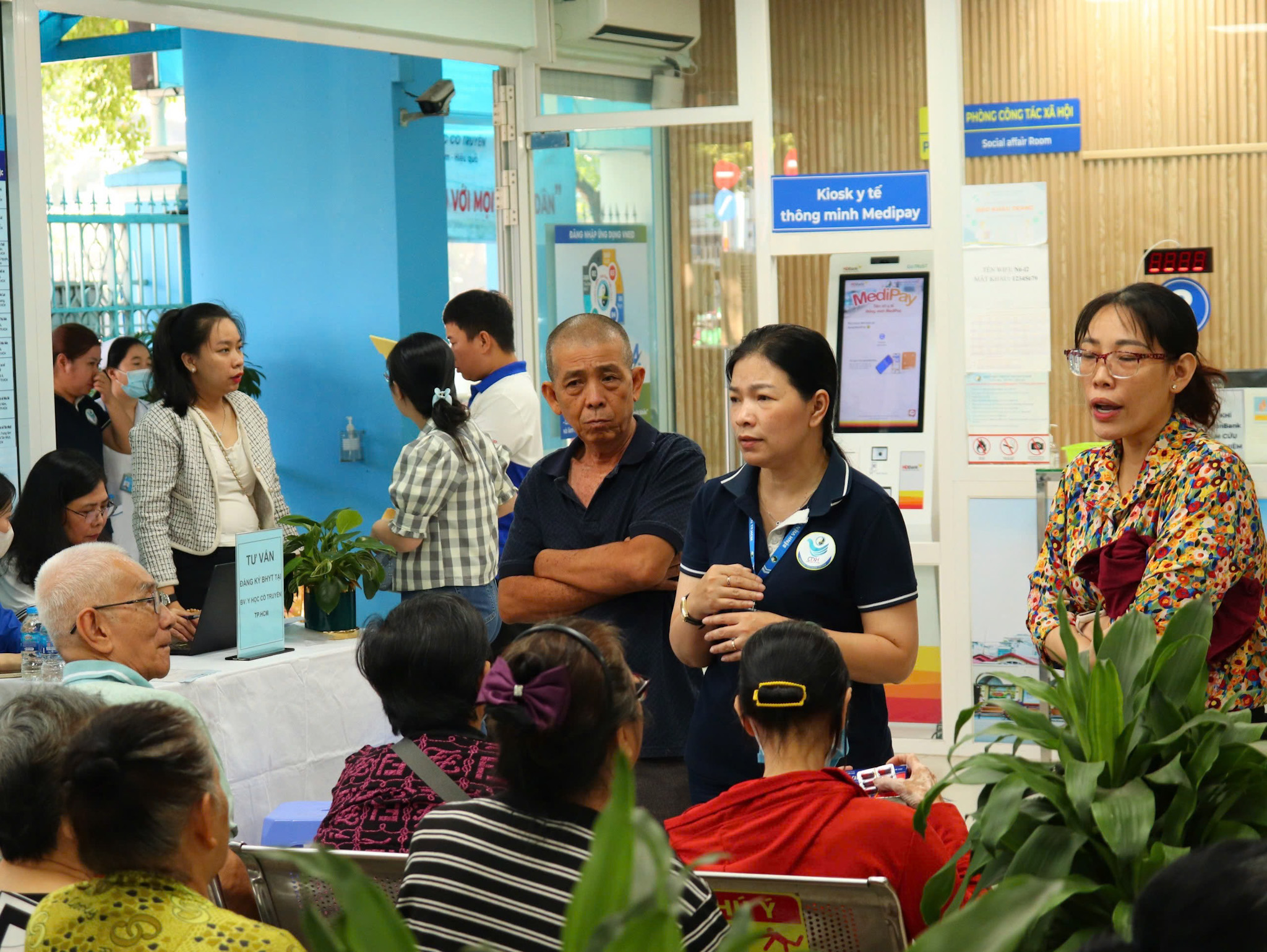 TPHCM: Chuyển đổi nơi đăng ký ban đầu khám chữa bệnh BHYT sau sắp xếp - Ảnh 2.