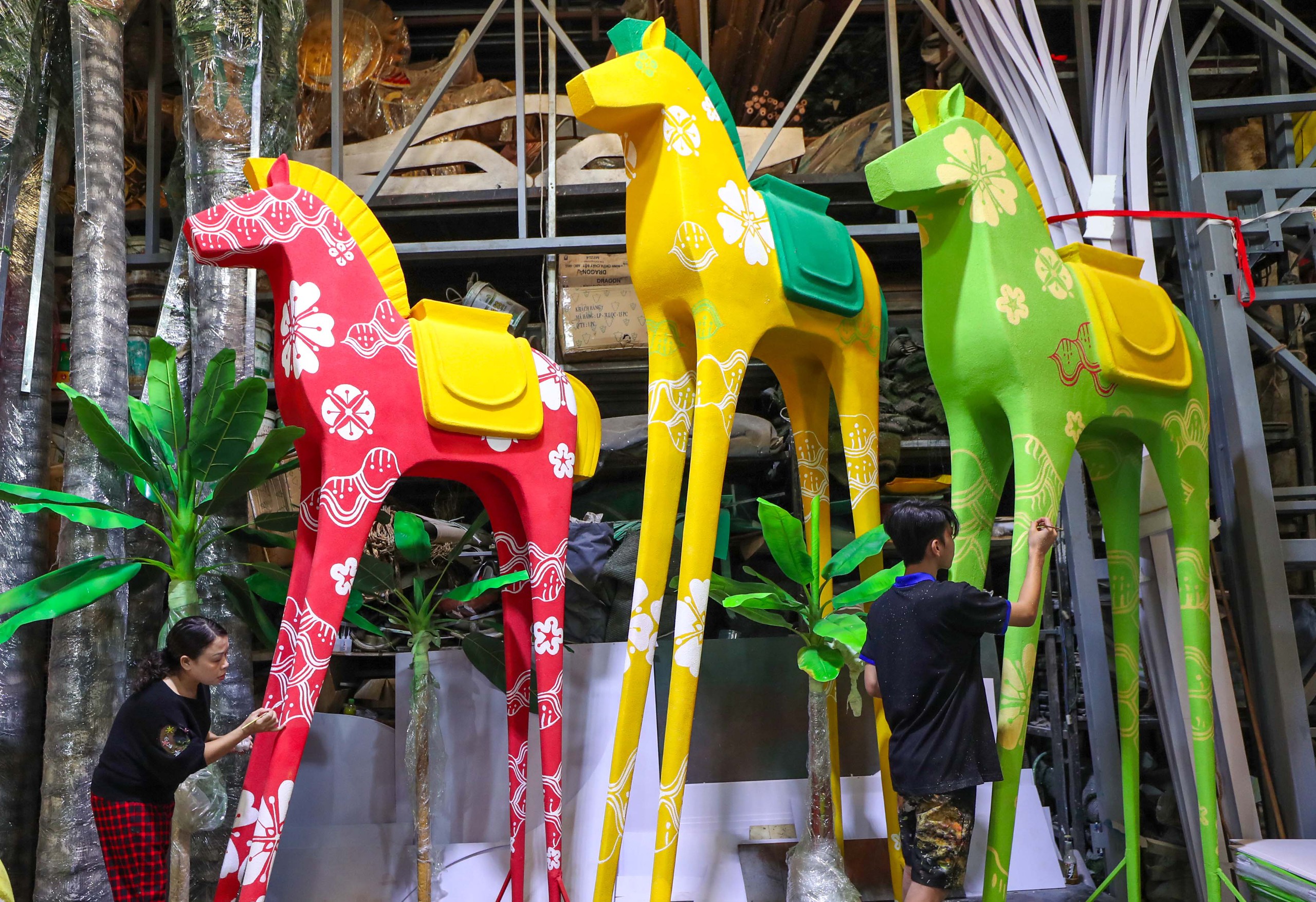 Cận cảnh linh vật ngựa tr&ecirc;n đường hoa Nguyễn Huệ Tết B&iacute;nh Ngọ 2026 - Ảnh 2.