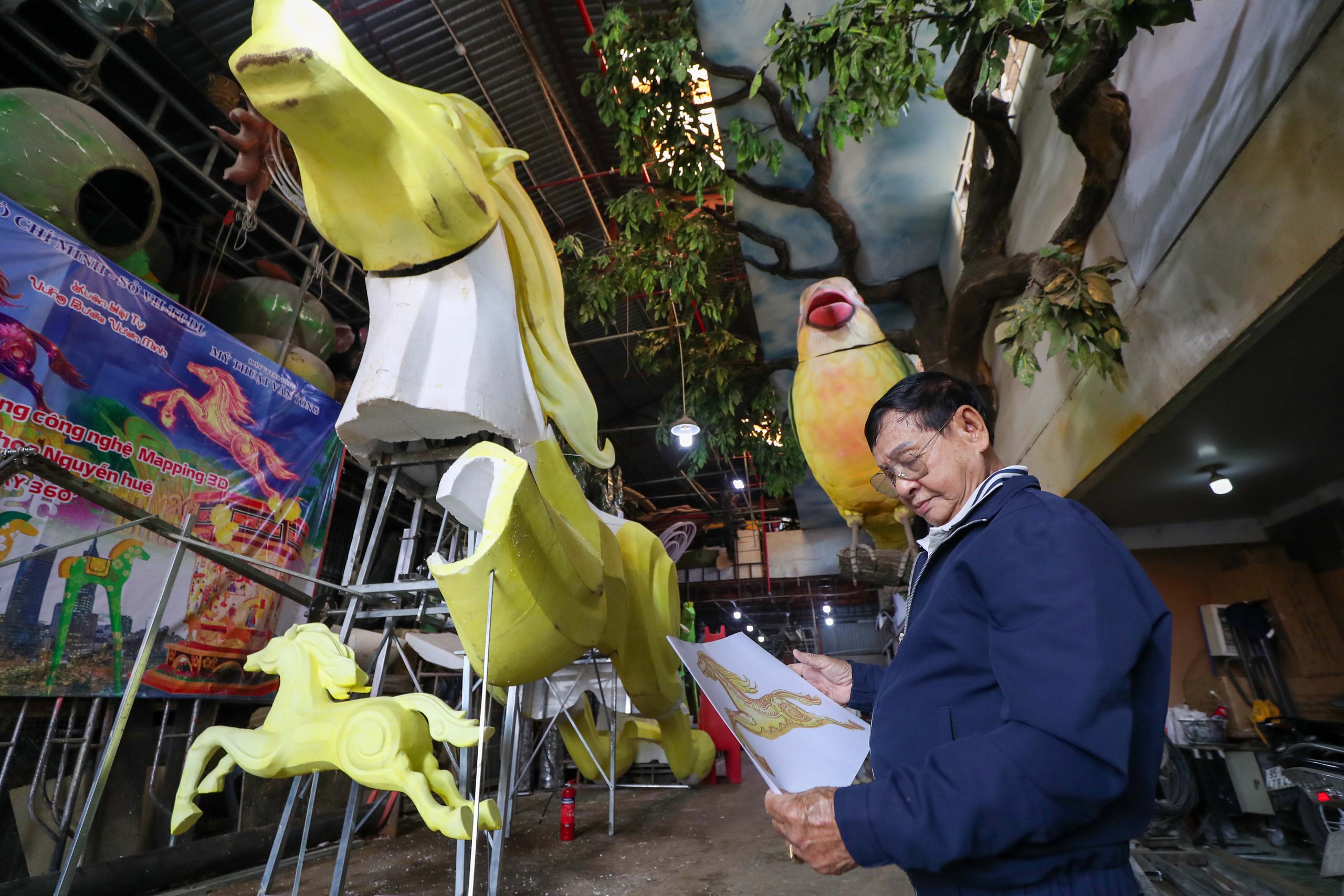 Cận cảnh linh vật ngựa tr&ecirc;n đường hoa Nguyễn Huệ Tết B&iacute;nh Ngọ 2026 - Ảnh 1.