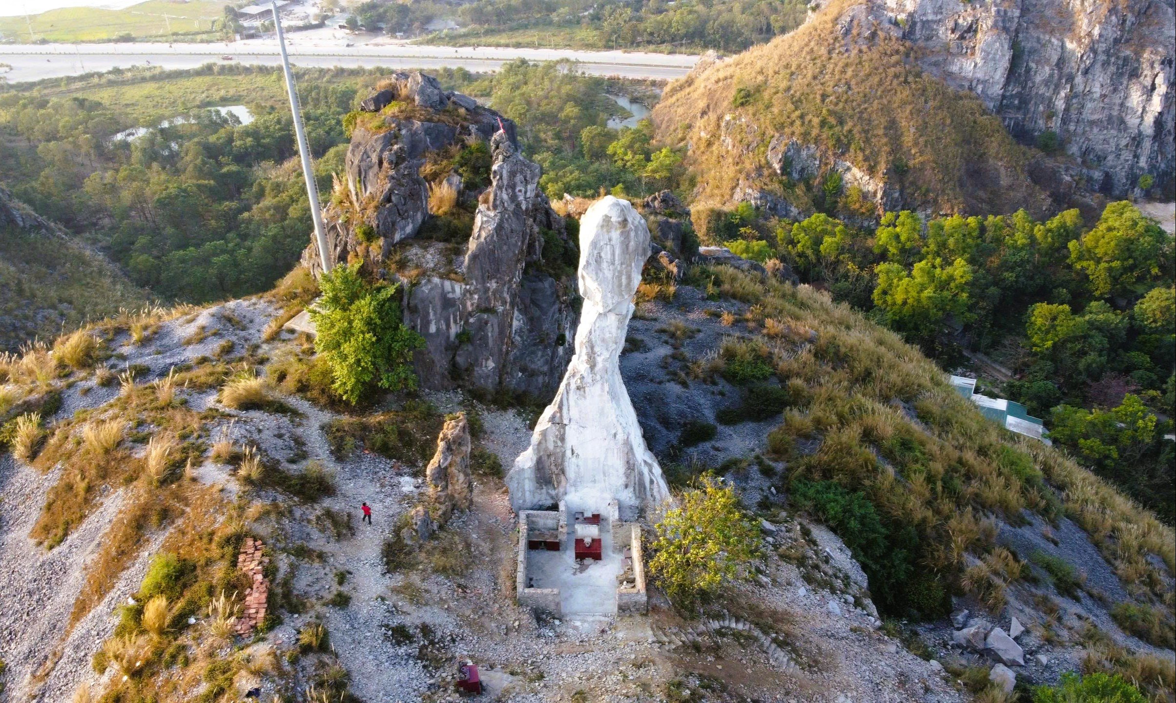 Sở VH-TT-DL Thanh Hóa báo cáo về di tích Hòn Vọng Phu được chi 17 tỉ đồng để gia cố - Ảnh 1.