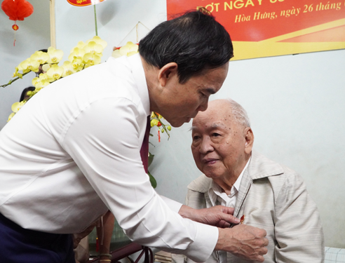 Ghi nhận những cống hiến bền bỉ - Ảnh 1.