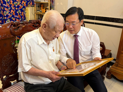 Ghi nhận những cống hiến bền bỉ - Ảnh 2.