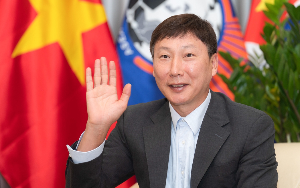 HLV Kim Sang-sik: Mối lương duy&ecirc;n tr&ecirc;n s&acirc;n cỏ - Ảnh 3.