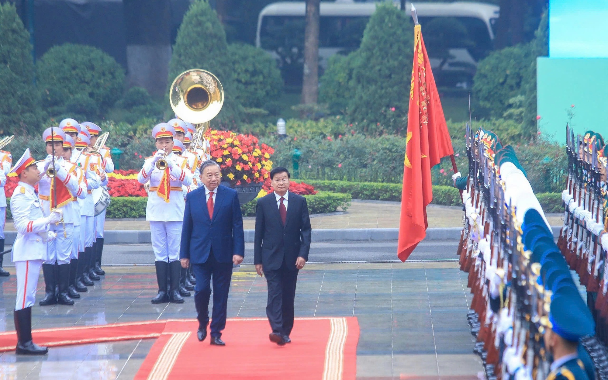 Tổng B&iacute; thư, Chủ tịch nước L&agrave;o Thongloun Sisoulith v&agrave;o Lăng viếng Chủ tịch Hồ Ch&iacute; Minh - Ảnh 2.