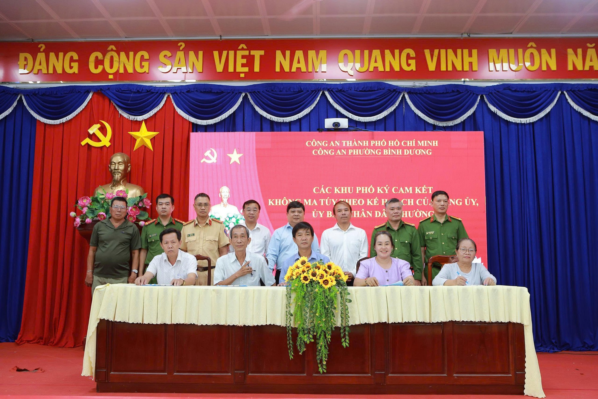 Chủ trọ ở phường Bình Dương ký cam kết nói không với ma túy - Ảnh 4.