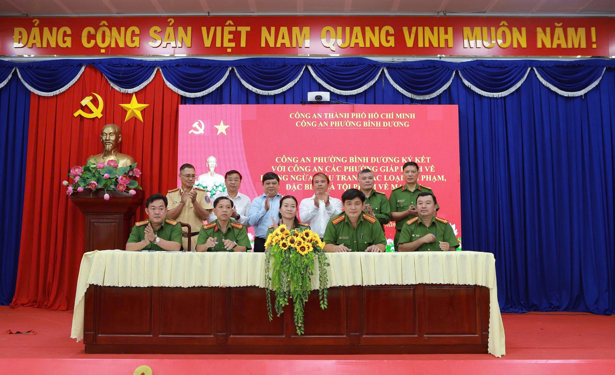 Chủ trọ ở phường Bình Dương ký cam kết nói không với ma túy - Ảnh 2.