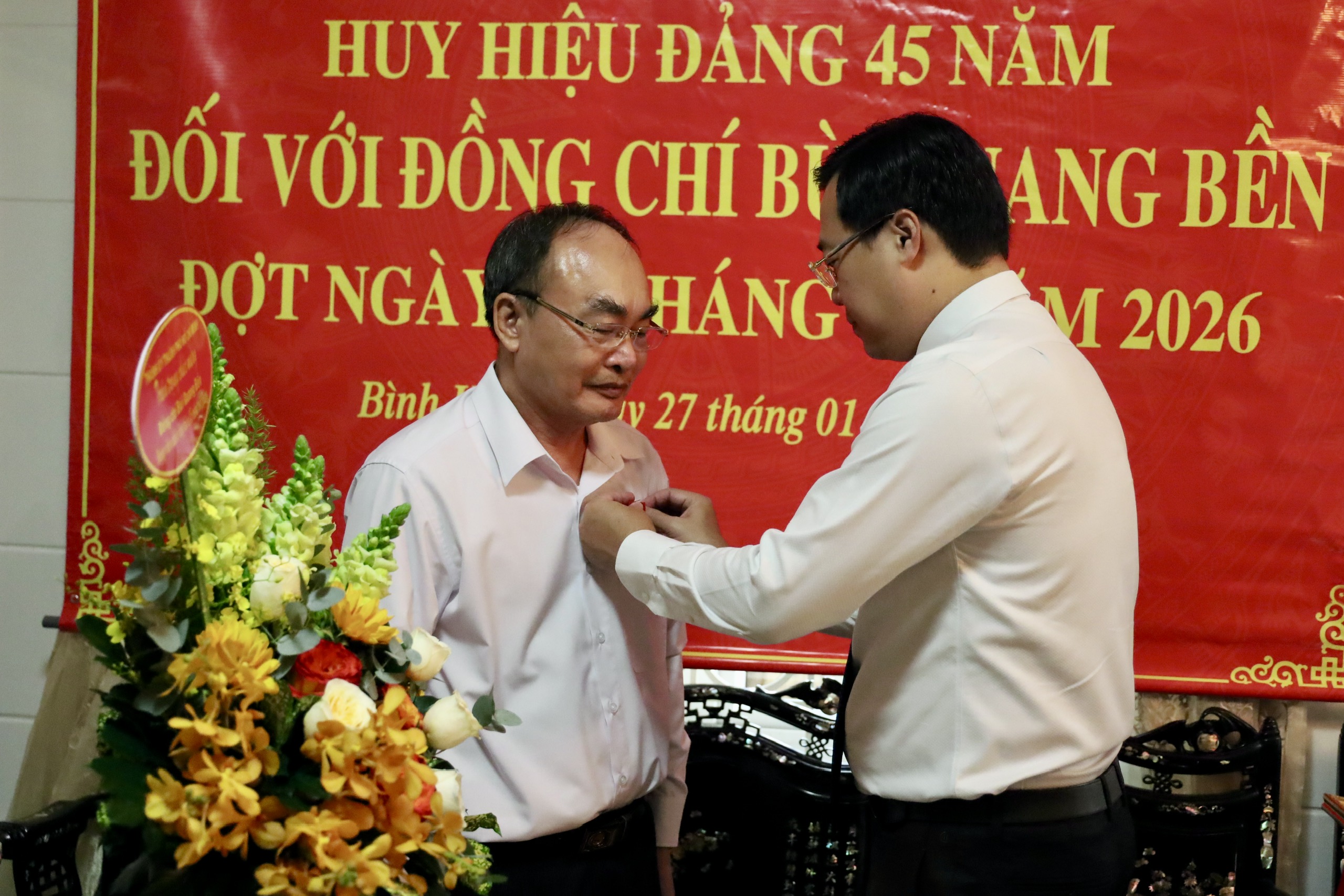 Lãnh đạo Thành ủy TPHCM trao Huy hiệu Đảng cho đảng viên - Ảnh 2.