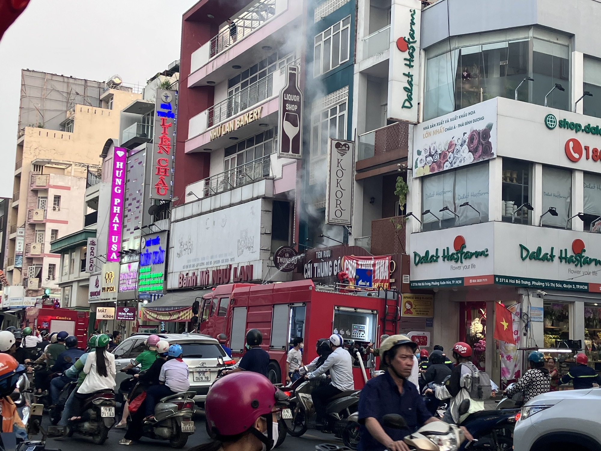 Cháy tiệm rượu ở trung tâm TPHCM vào giờ tan tầm - Ảnh 1.