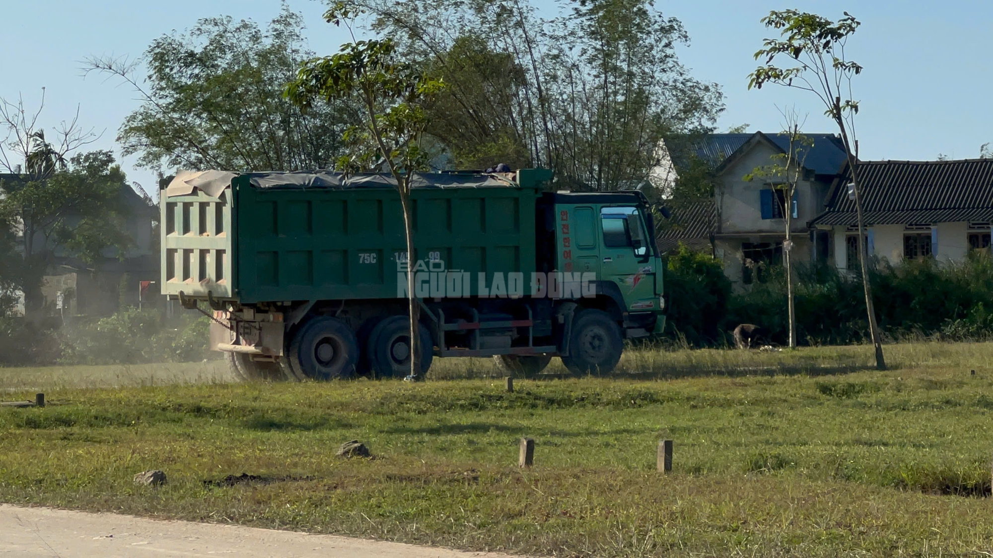 Cầu Trắng chịu tải trọng quá lớn: Liệu có an toàn cho người dân? - Ảnh 11. Cầu Trắng chịu tải trọng quá lớn: Liệu có an toàn cho người dân? - Ảnh 11.