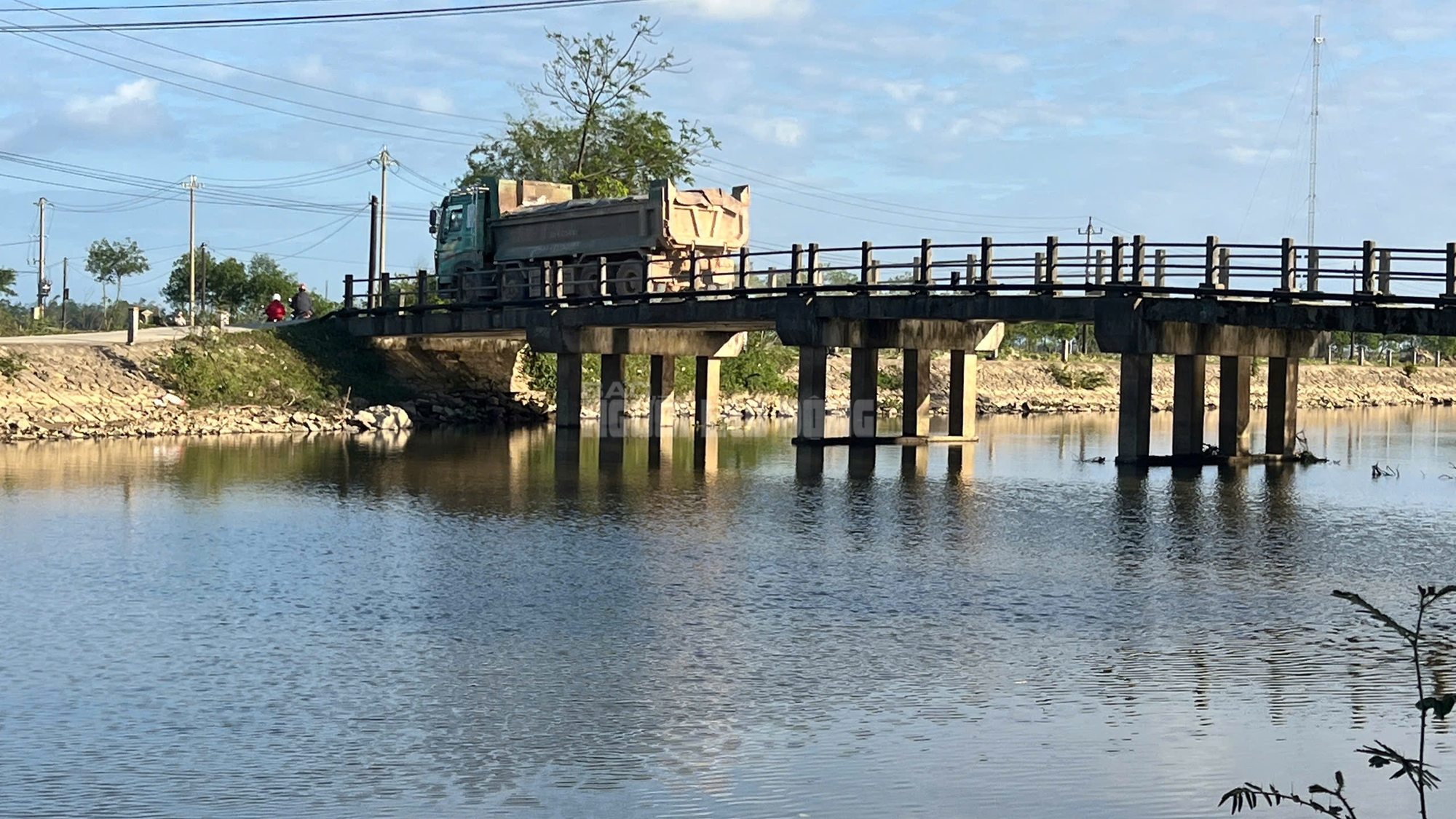 Cầu Trắng chịu tải trọng quá lớn: Liệu có an toàn cho người dân? - Ảnh 10. Cầu Trắng chịu tải trọng quá lớn: Liệu có an toàn cho người dân? - Ảnh 10.