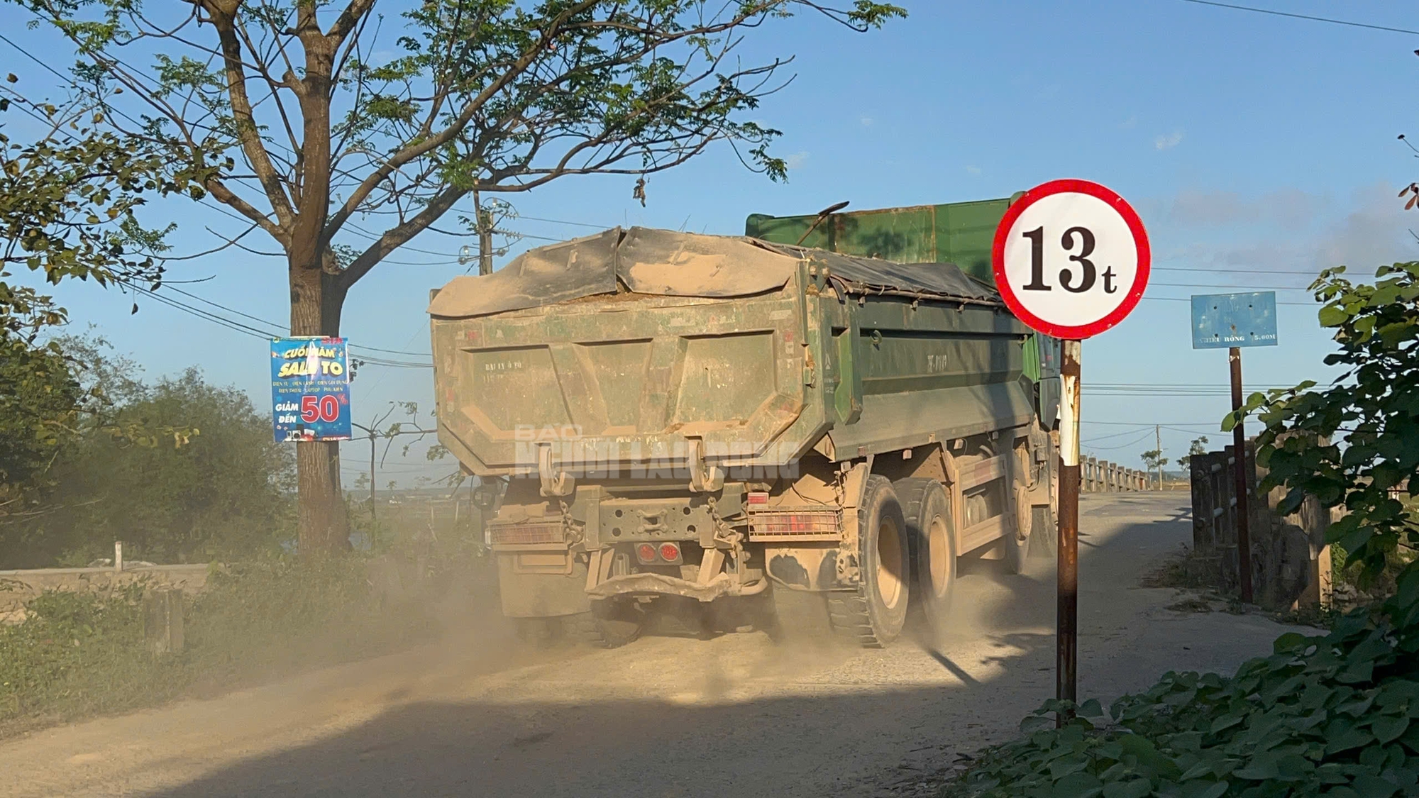 Cầu Trắng chịu tải trọng quá lớn: Liệu có an toàn cho người dân? - Ảnh 9. Cầu Trắng chịu tải trọng quá lớn: Liệu có an toàn cho người dân? - Ảnh 9.