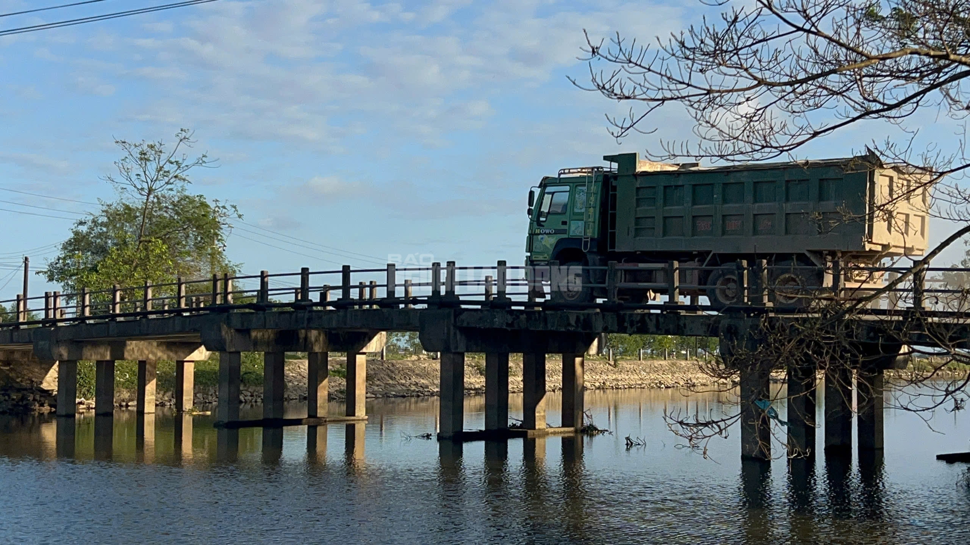 Cầu Trắng chịu tải trọng quá lớn: Liệu có an toàn cho người dân? - Ảnh 7. Cầu Trắng chịu tải trọng quá lớn: Liệu có an toàn cho người dân? - Ảnh 7.