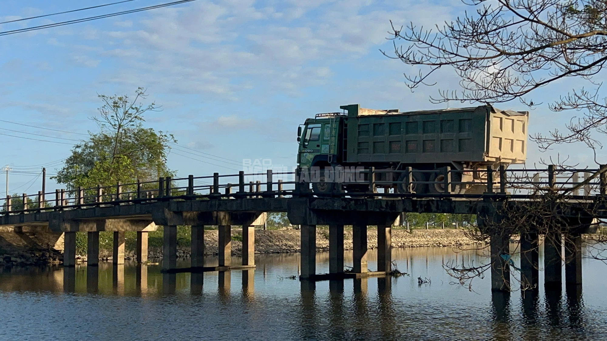 Cầu Trắng chịu tải trọng quá lớn: Liệu có an toàn cho người dân? - Ảnh 6. Cầu Trắng chịu tải trọng quá lớn: Liệu có an toàn cho người dân? - Ảnh 6.