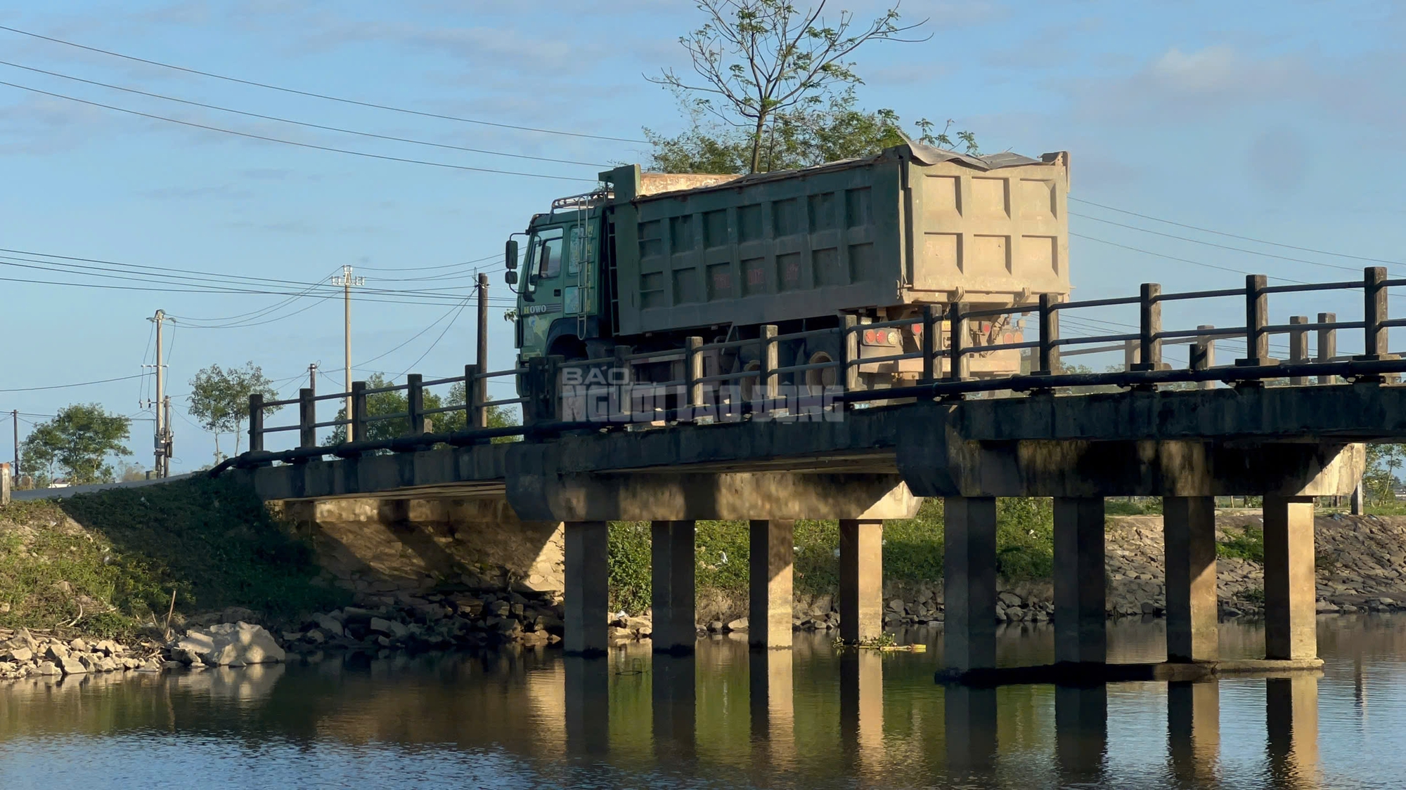 Cầu Trắng chịu tải trọng quá lớn: Liệu có an toàn cho người dân? - Ảnh 5. Cầu Trắng chịu tải trọng quá lớn: Liệu có an toàn cho người dân? - Ảnh 5.