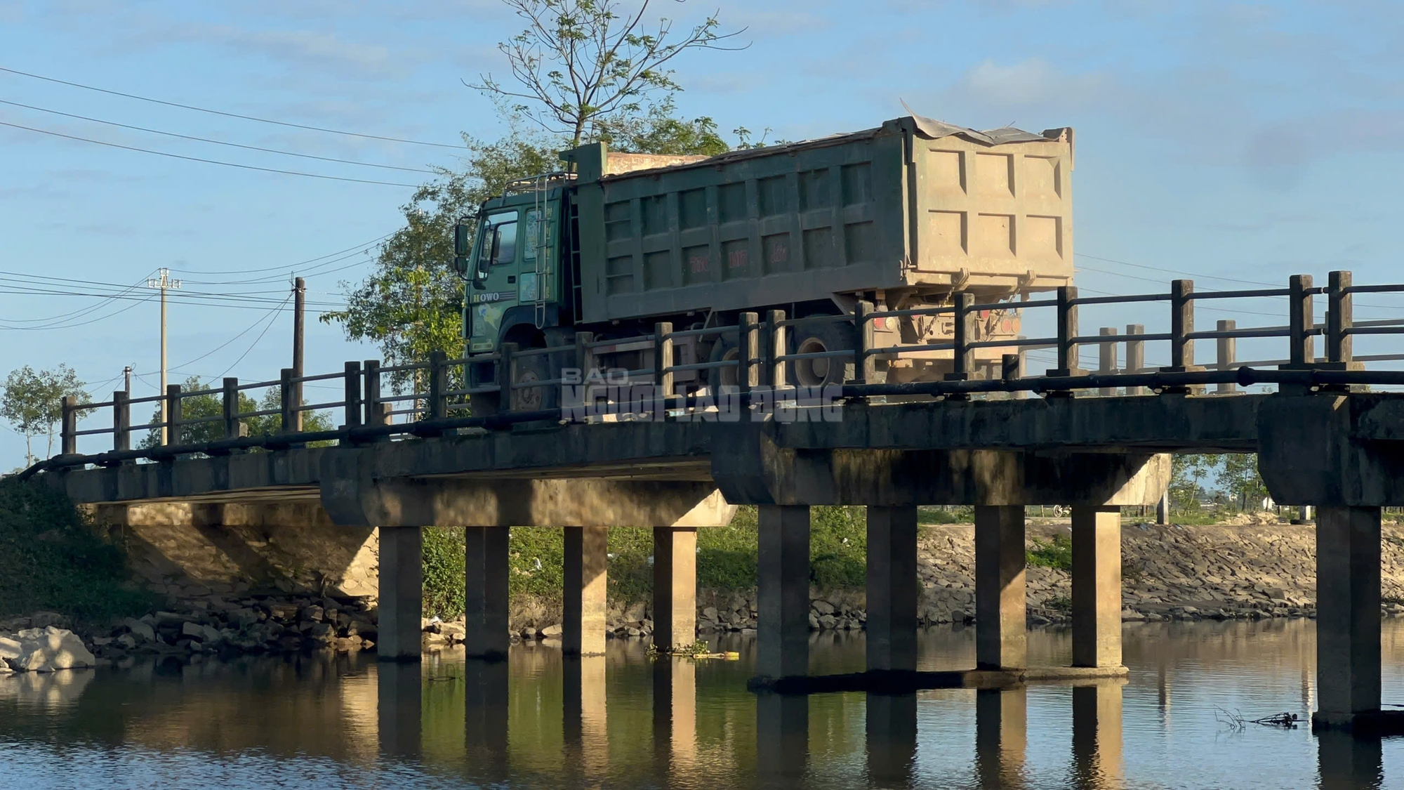 Cầu Trắng chịu tải trọng quá lớn: Liệu có an toàn cho người dân? - Ảnh 4. Cầu Trắng chịu tải trọng quá lớn: Liệu có an toàn cho người dân? - Ảnh 4.