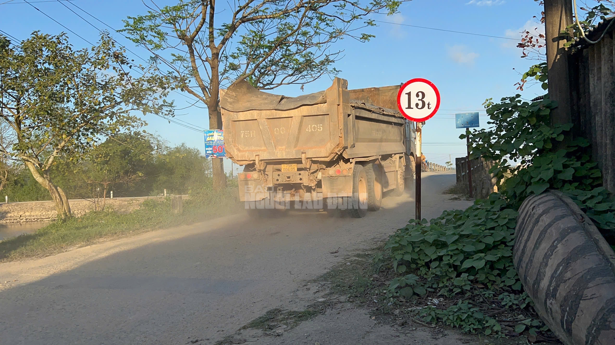 Cầu Trắng chịu tải trọng quá lớn: Liệu có an toàn cho người dân? - Ảnh 2. Cầu Trắng chịu tải trọng quá lớn: Liệu có an toàn cho người dân? - Ảnh 2.