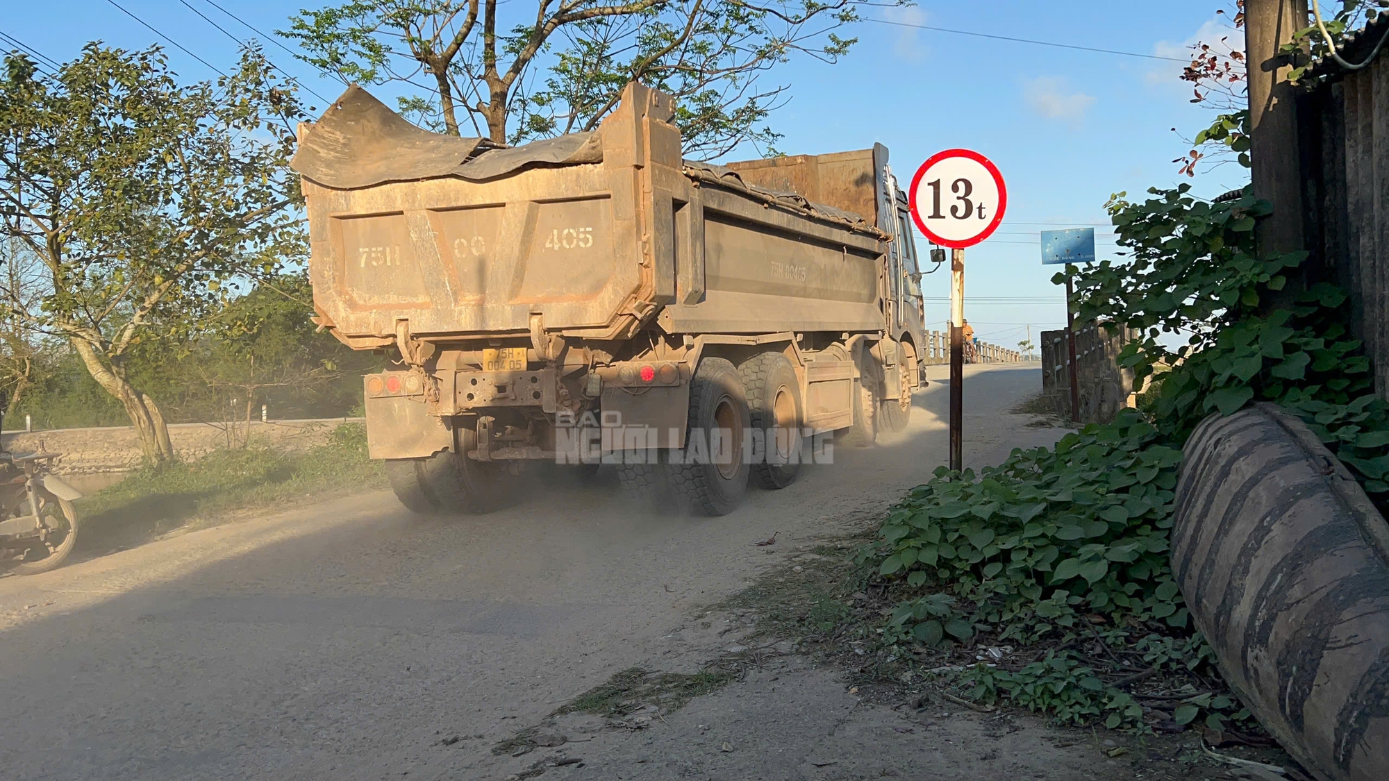 Cầu Trắng chịu tải trọng quá lớn: Liệu có an toàn cho người dân? - Ảnh 1. Cầu Trắng chịu tải trọng quá lớn: Liệu có an toàn cho người dân? - Ảnh 1.