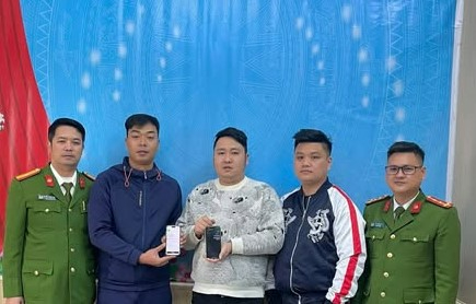 Thầy giáo bất ngờ nhận 400 triệu đồng từ tài khoản lạ - Ảnh 1.