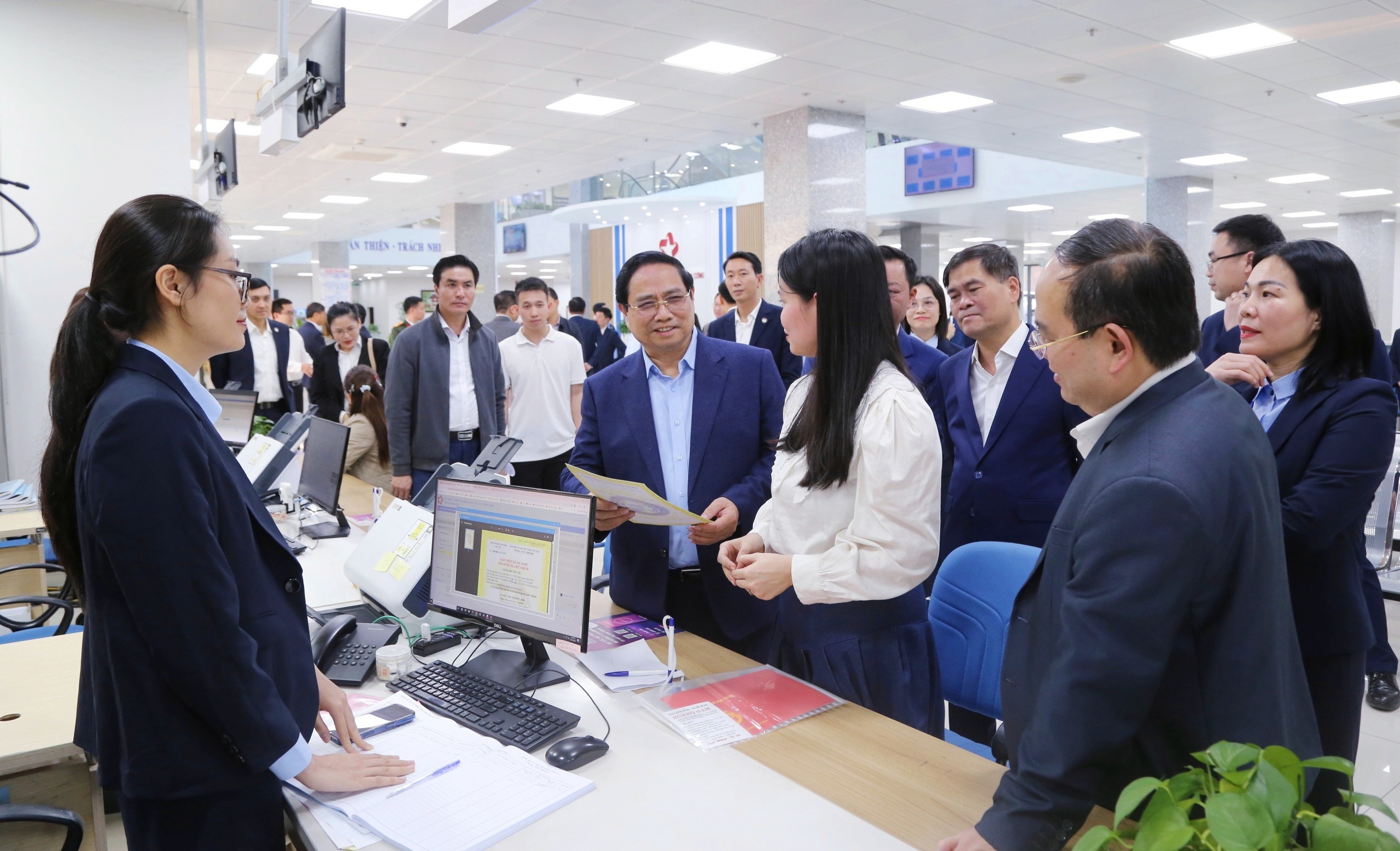 Thủ tướng Phạm Minh Chính thăm Trung tâm hành chính công tỉnh Quảng Ninh năm 2026 - Ảnh 1.