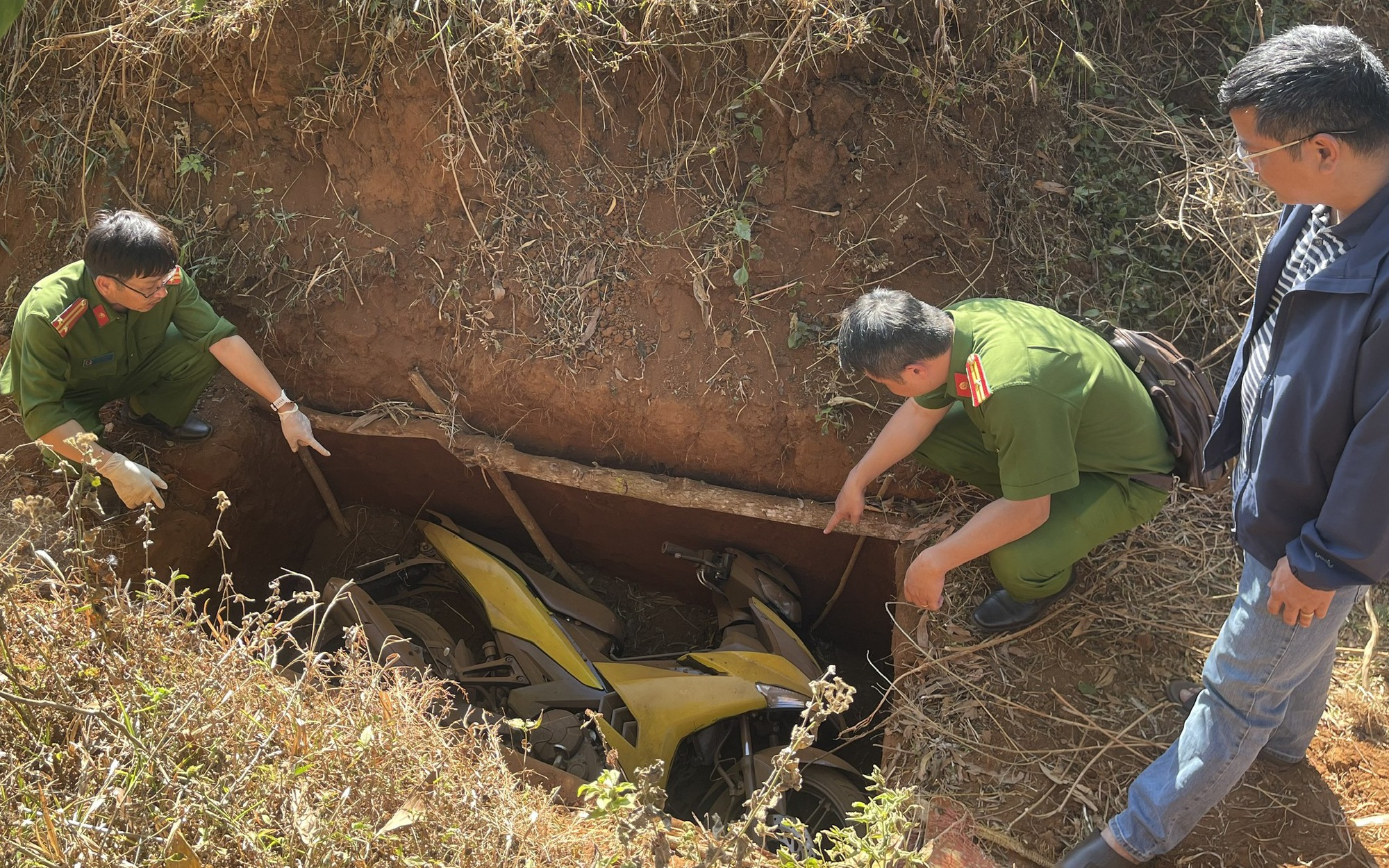 Truy t&igrave;m nguồn gốc v&aacute;n gỗ trong vụ cướp ng&acirc;n h&agrave;ng tại gia Lai năm 2026 - Ảnh 2.