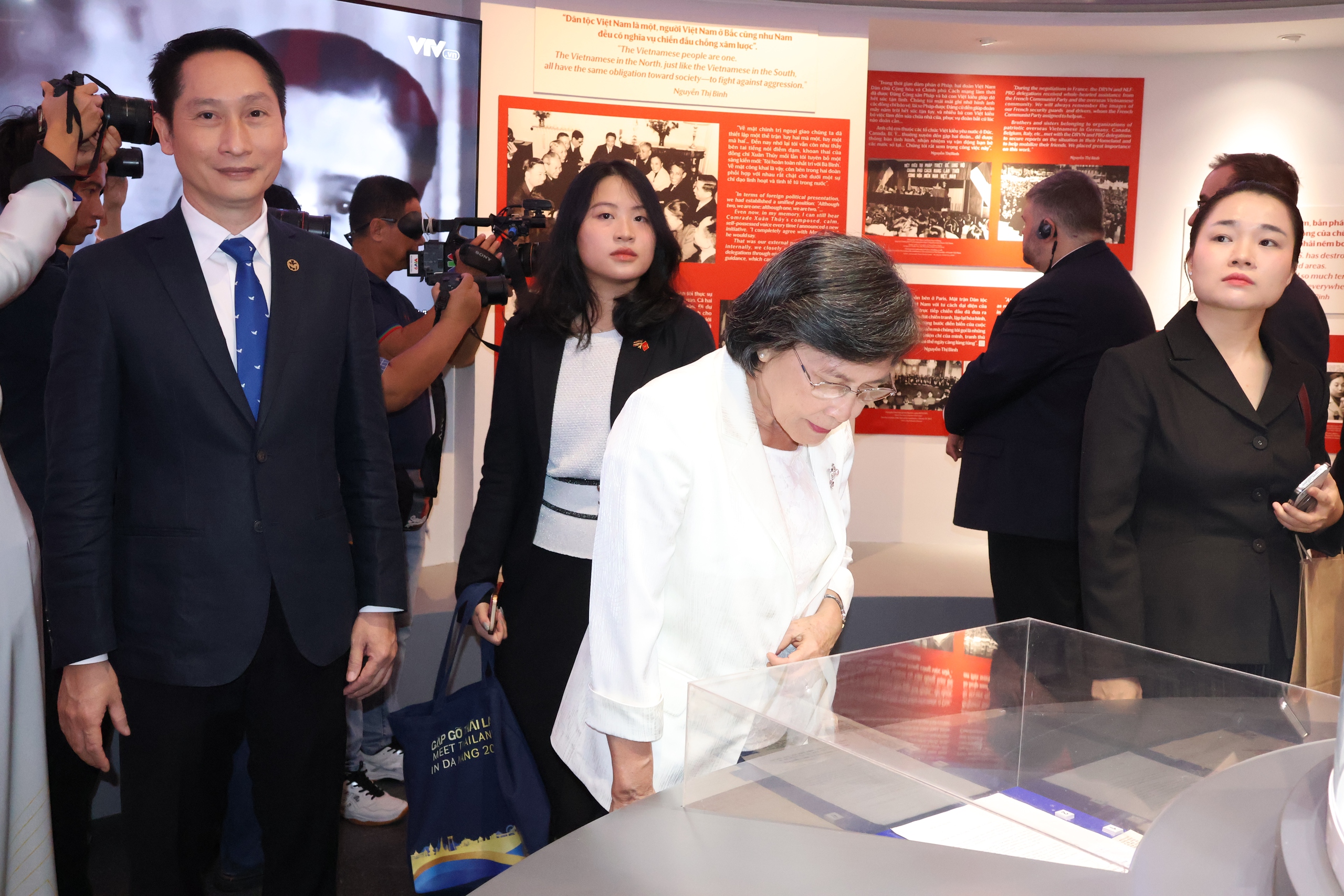 Dấu ấn ngọai giao của bà Nguyễn Thị Bình tại trưng bày chuyên đề TPHCM - Ảnh 2. Dấu ấn ngọai giao của bà Nguyễn Thị Bình tại trưng bày chuyên đề TPHCM - Ảnh 2.