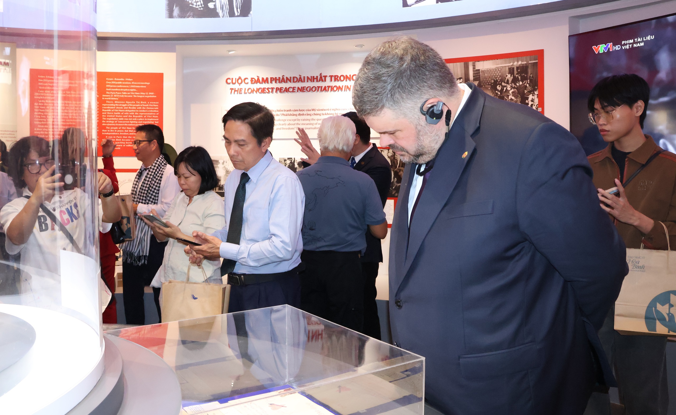 Dấu ấn ngọai giao của bà Nguyễn Thị Bình tại trưng bày chuyên đề TPHCM - Ảnh 7. Dấu ấn ngọai giao của bà Nguyễn Thị Bình tại trưng bày chuyên đề TPHCM - Ảnh 7.