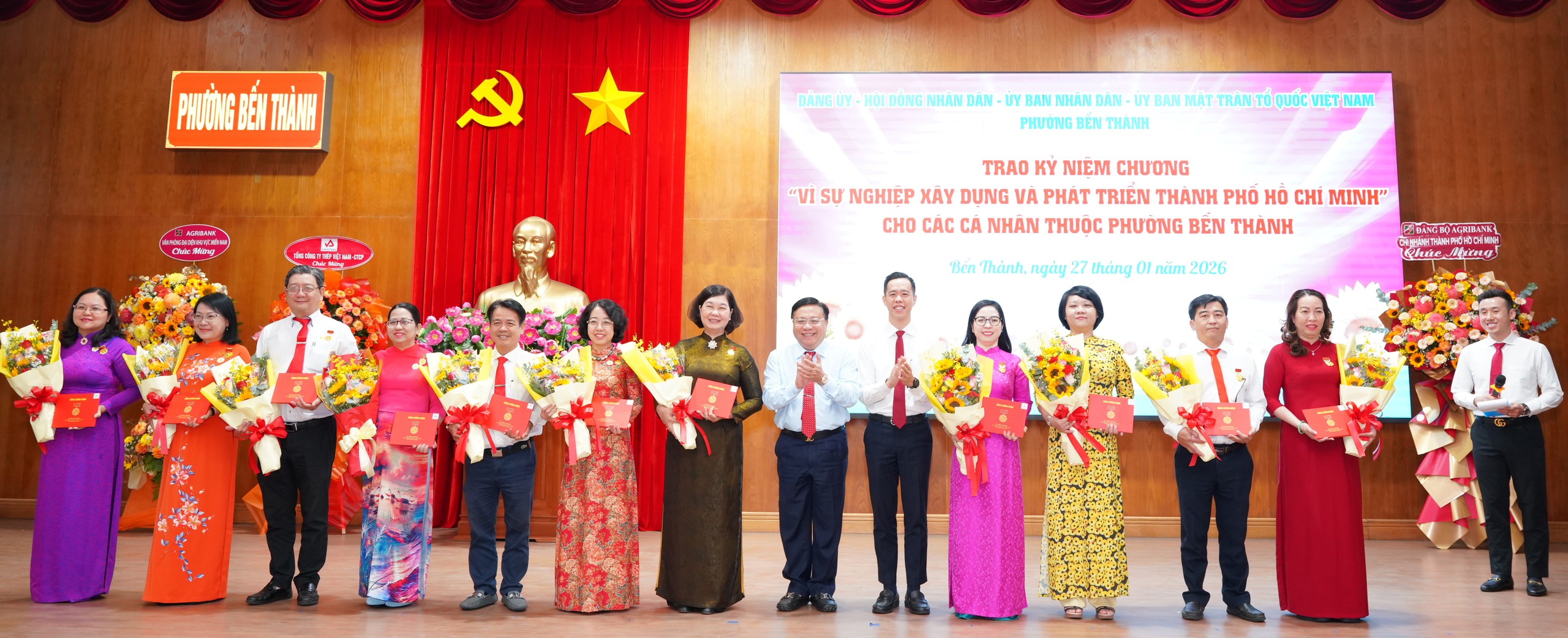 TPHCM: 29 đảng viên phường Bến Thành nhận Huy hiệu Đảng đợt ngày 3-2 - Ảnh 4.