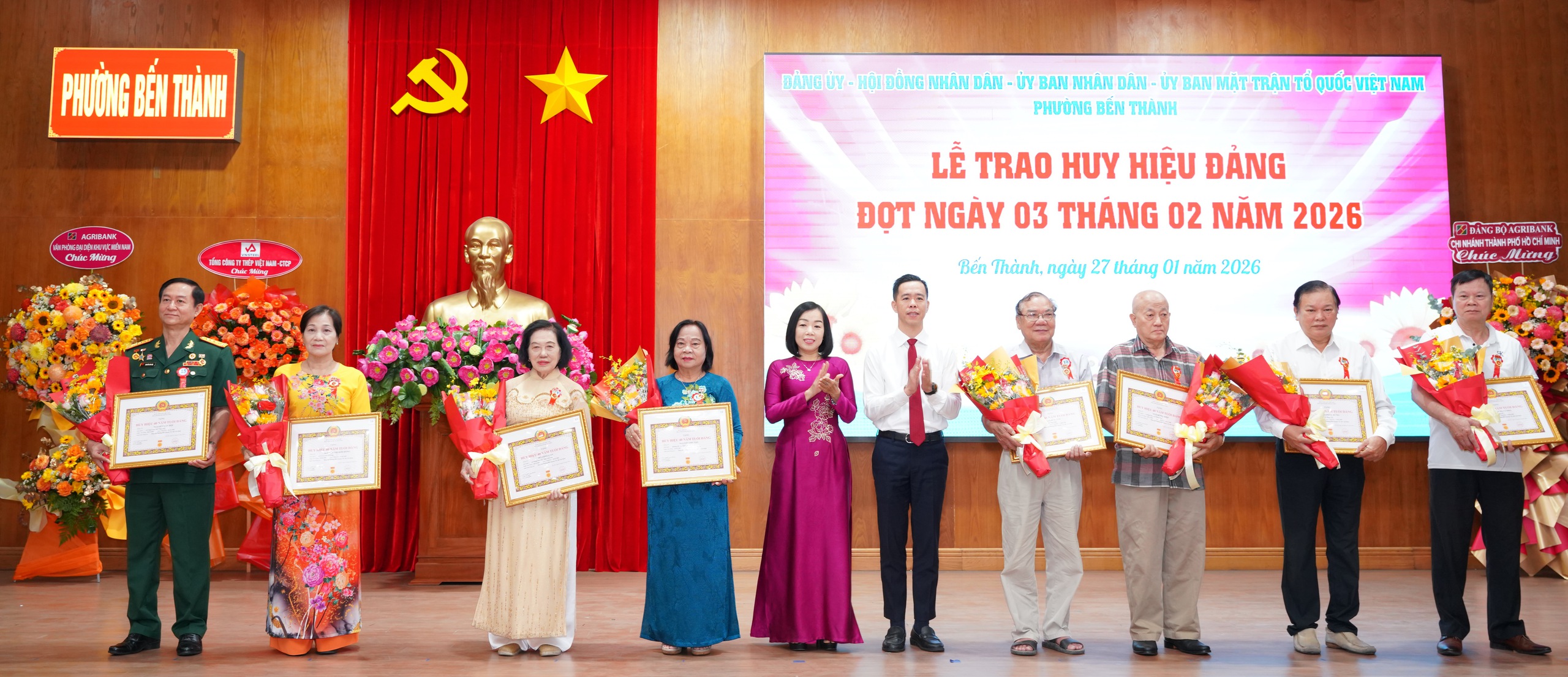 TPHCM: 29 đảng viên phường Bến Thành nhận Huy hiệu Đảng đợt ngày 3-2 - Ảnh 2.