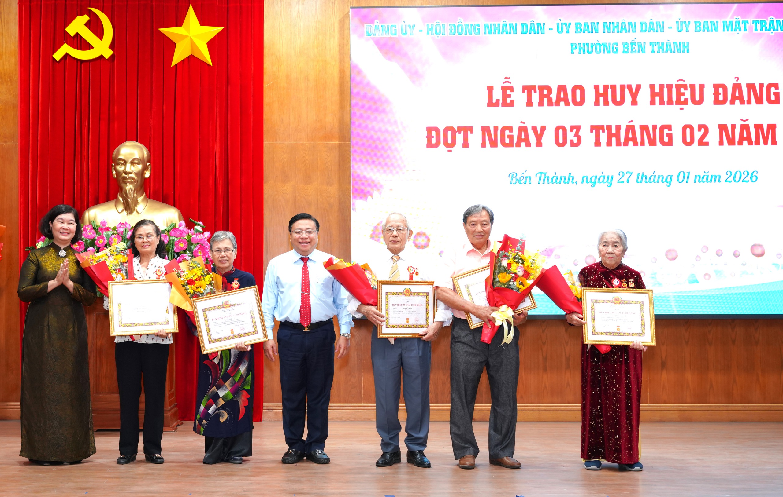 TPHCM: 29 đảng viên phường Bến Thành nhận Huy hiệu Đảng đợt ngày 3-2 - Ảnh 1.