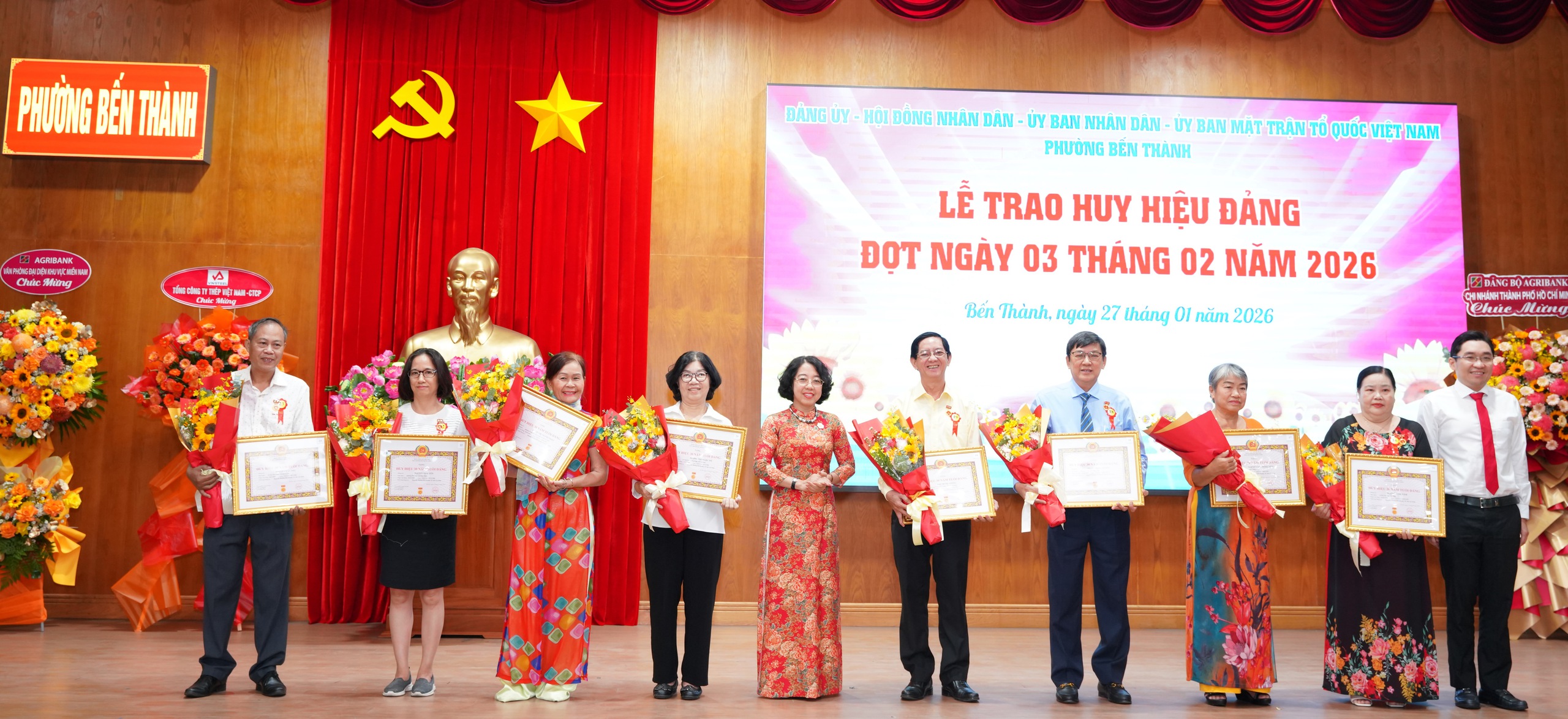 TPHCM: 29 đảng viên phường Bến Thành nhận Huy hiệu Đảng đợt ngày 3-2 - Ảnh 3.