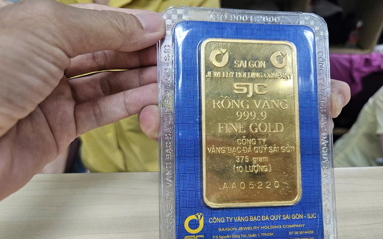 Mua, b&aacute;n v&agrave;ng miếng thế n&agrave;o để tr&aacute;nh bị tịch thu?