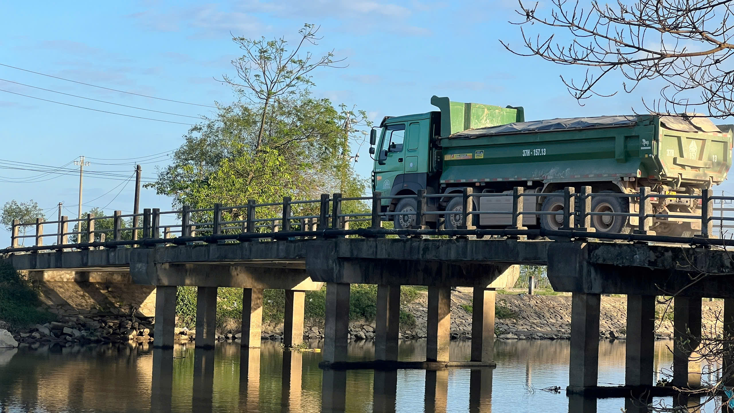 Cầu Trắng chịu tải trọng quá lớn: Liệu có an toàn cho người dân? - Ảnh 3. Cầu Trắng chịu tải trọng quá lớn: Liệu có an toàn cho người dân? - Ảnh 3.