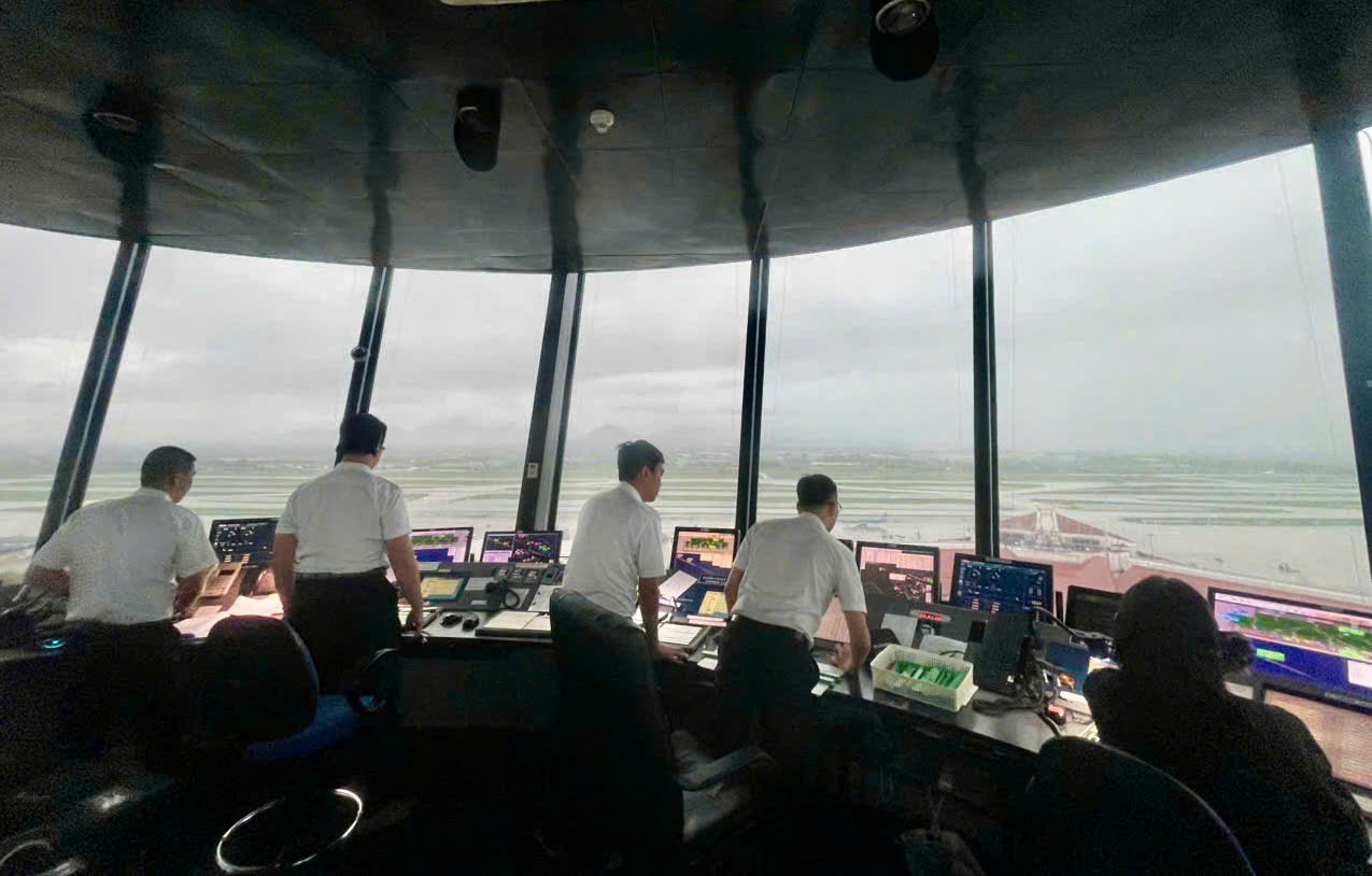 Nội Bài tê liệt tạm thời vì sương mù, nhiều chuyến bay phải bay vòng, hoãn cất cánh, chuyển hướng - Ảnh 2.