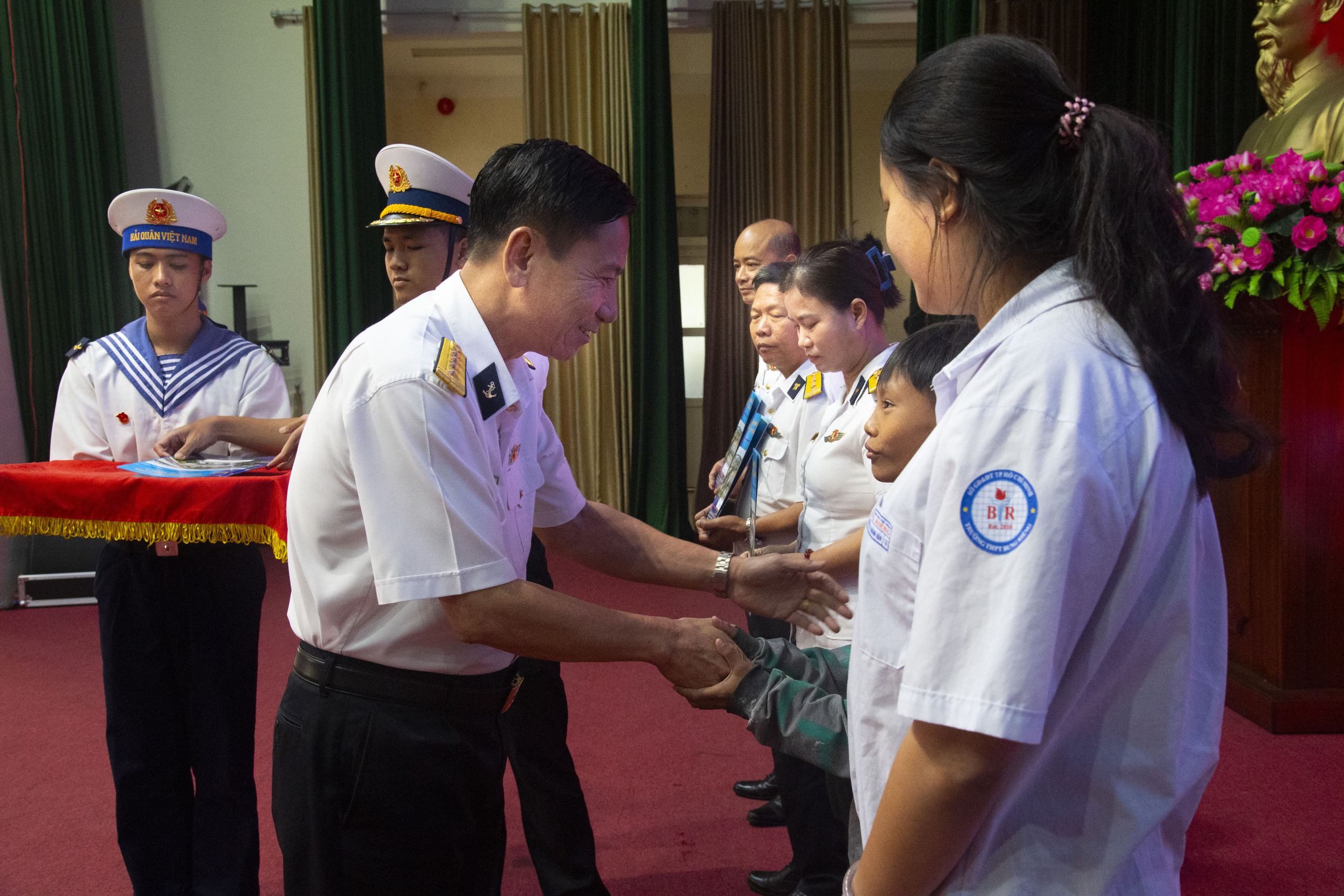 Ấm áp chương trình "Xuân chung tay giữ biển – Tết thắm tình quân dân" - Ảnh 4.