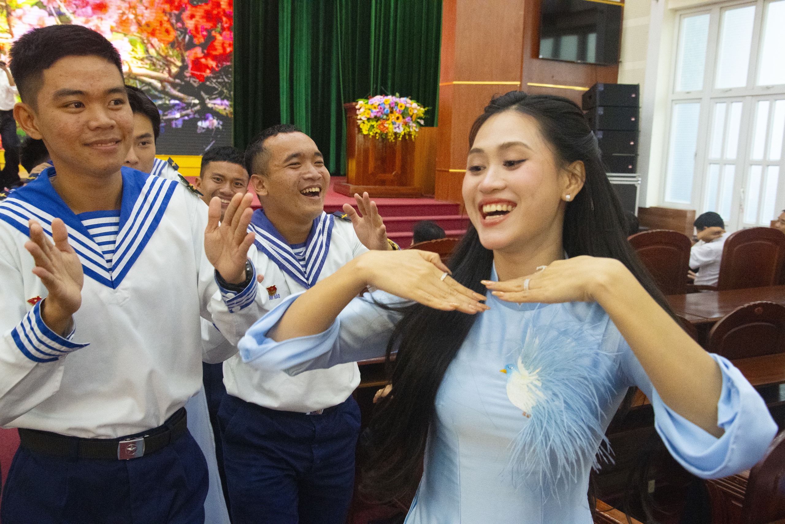 Ấm áp chương trình "Xuân chung tay giữ biển – Tết thắm tình quân dân" - Ảnh 3.