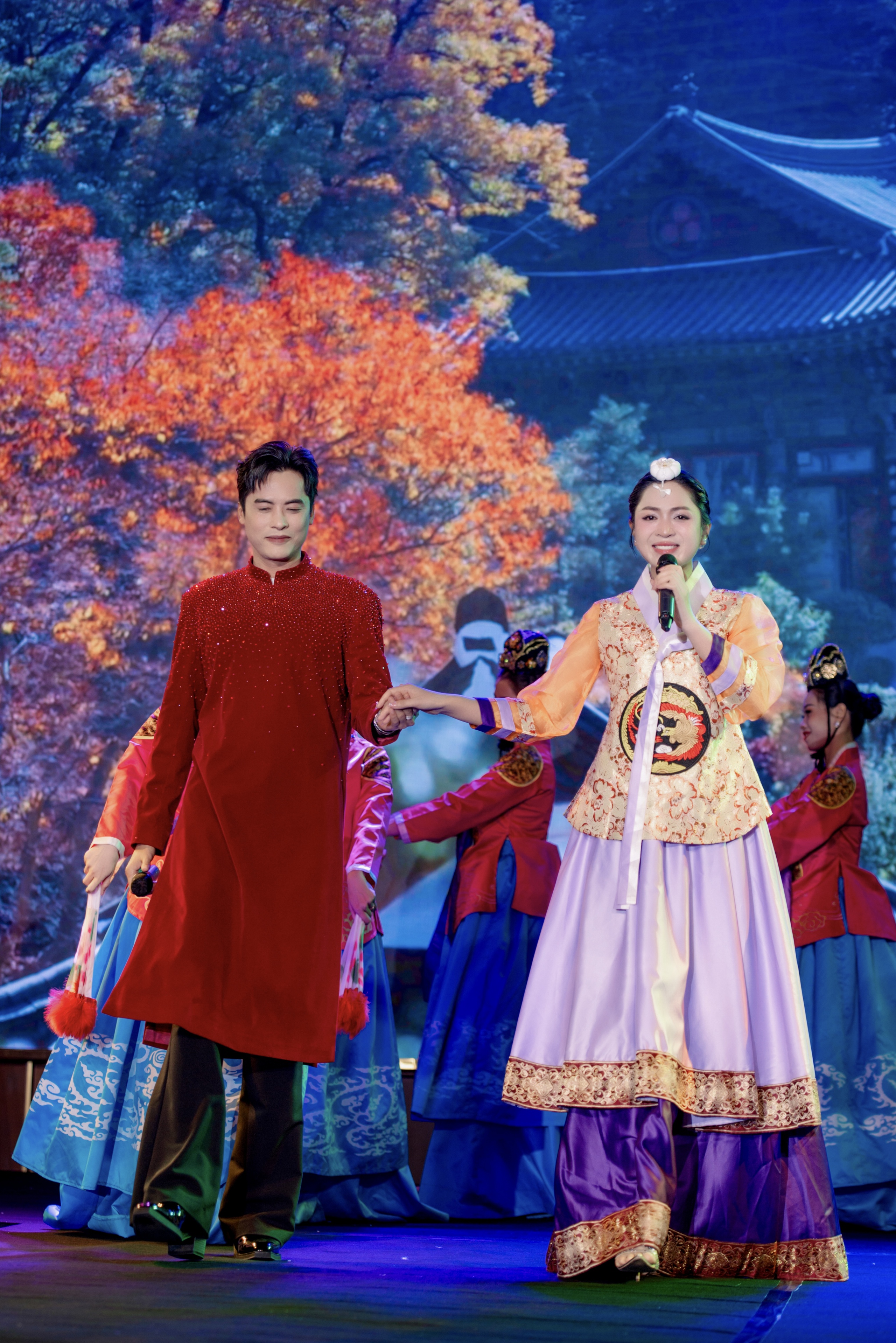 Minh Sang, Nguyễn Duyên Quỳnh song kiếm hợp bích trong MV "Việt Nam Mùa Xuân Mới" - Ảnh 4.