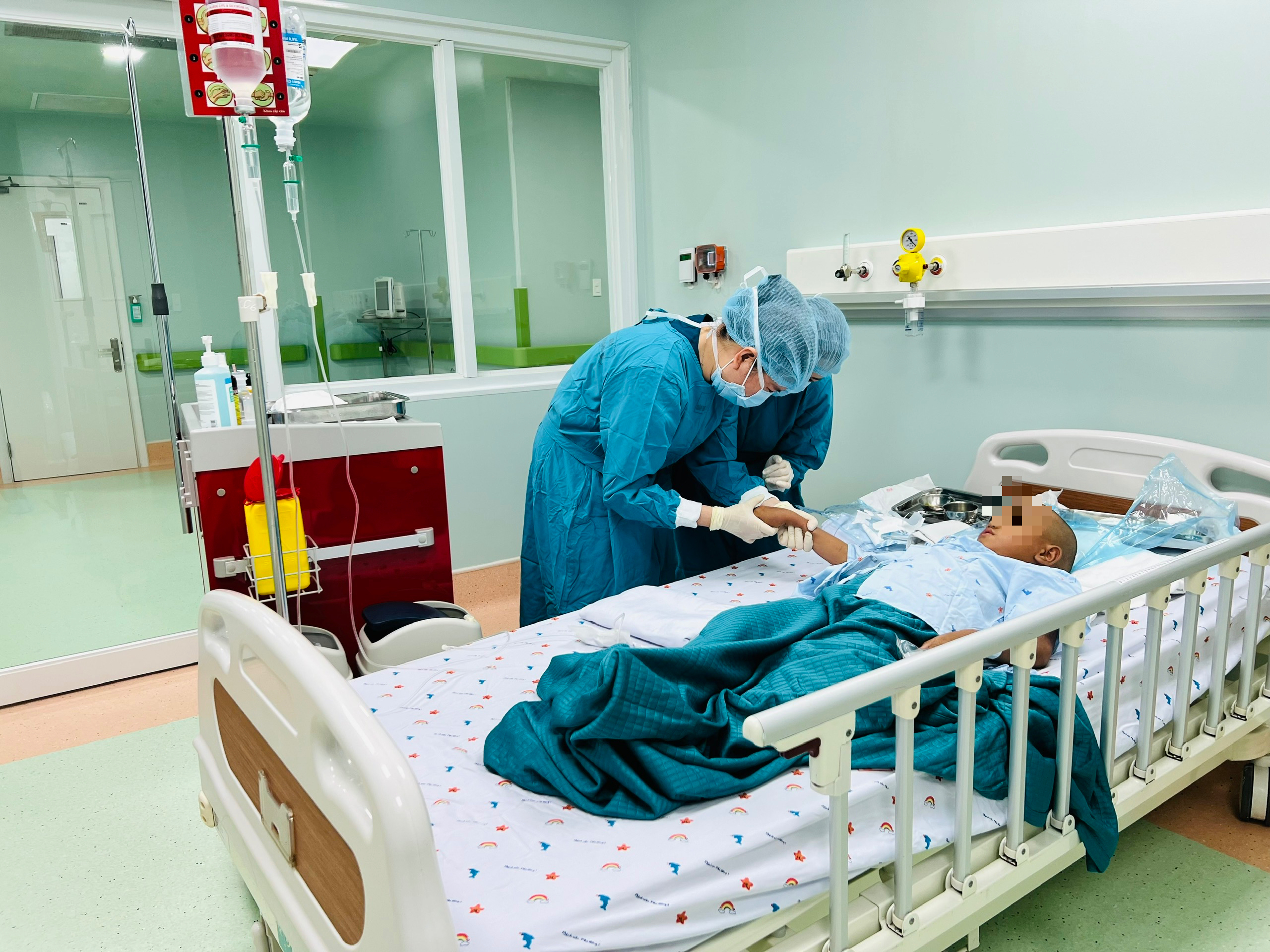 Lần đầu tiên bác sĩ Bệnh viện Nhi đồng 1 chữa được bệnh này - Ảnh 1.