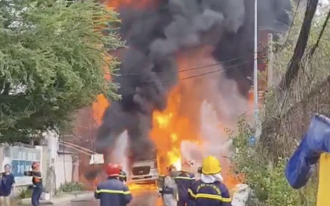 Xe đầu k&eacute;o ch&aacute;y ng&ugrave;n ngụt , t&agrave;i xế may mắn tho&aacute;t chết ở Quảng Ng&atilde;i - Ảnh 1.