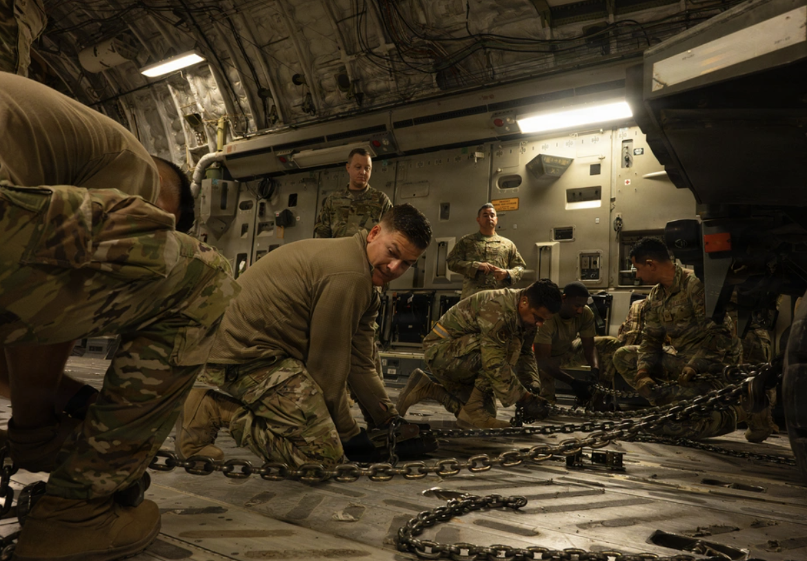 Mỹ tập trận rầm rộ tại Trung Đ&ocirc;ng, Ả Rập Saudi cam kết với Iran - Ảnh 1.