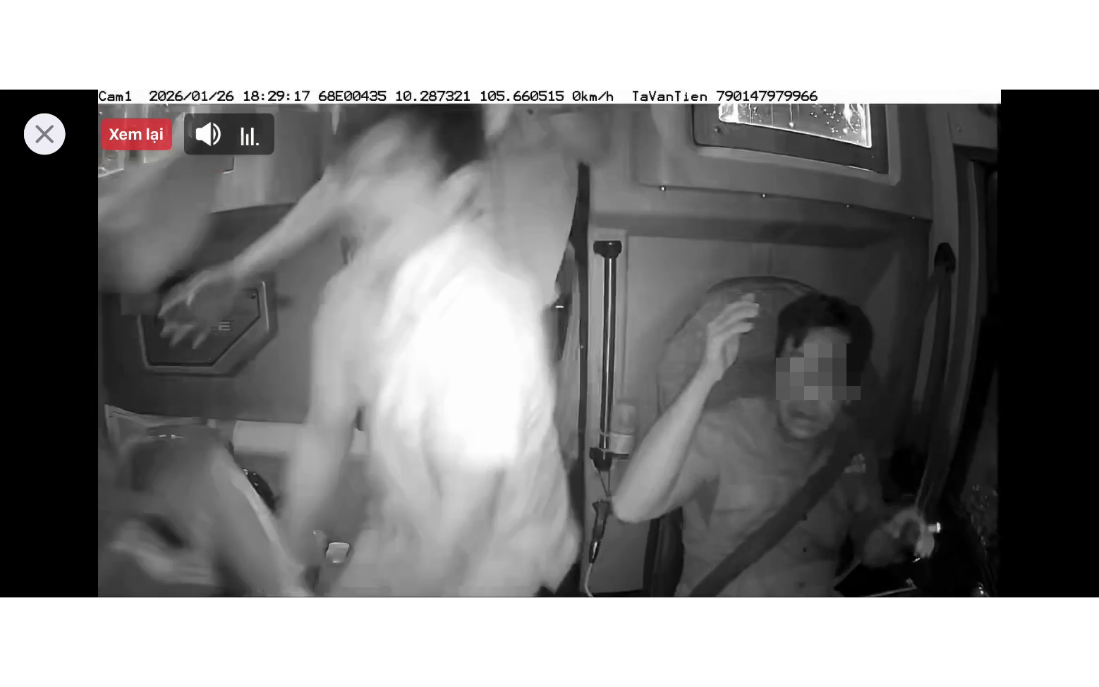 CLIP: T&agrave;i xế bị đ&aacute;nh gục tr&ecirc;n đường sau va chạm giao th&ocirc;ng  - Ảnh 4.