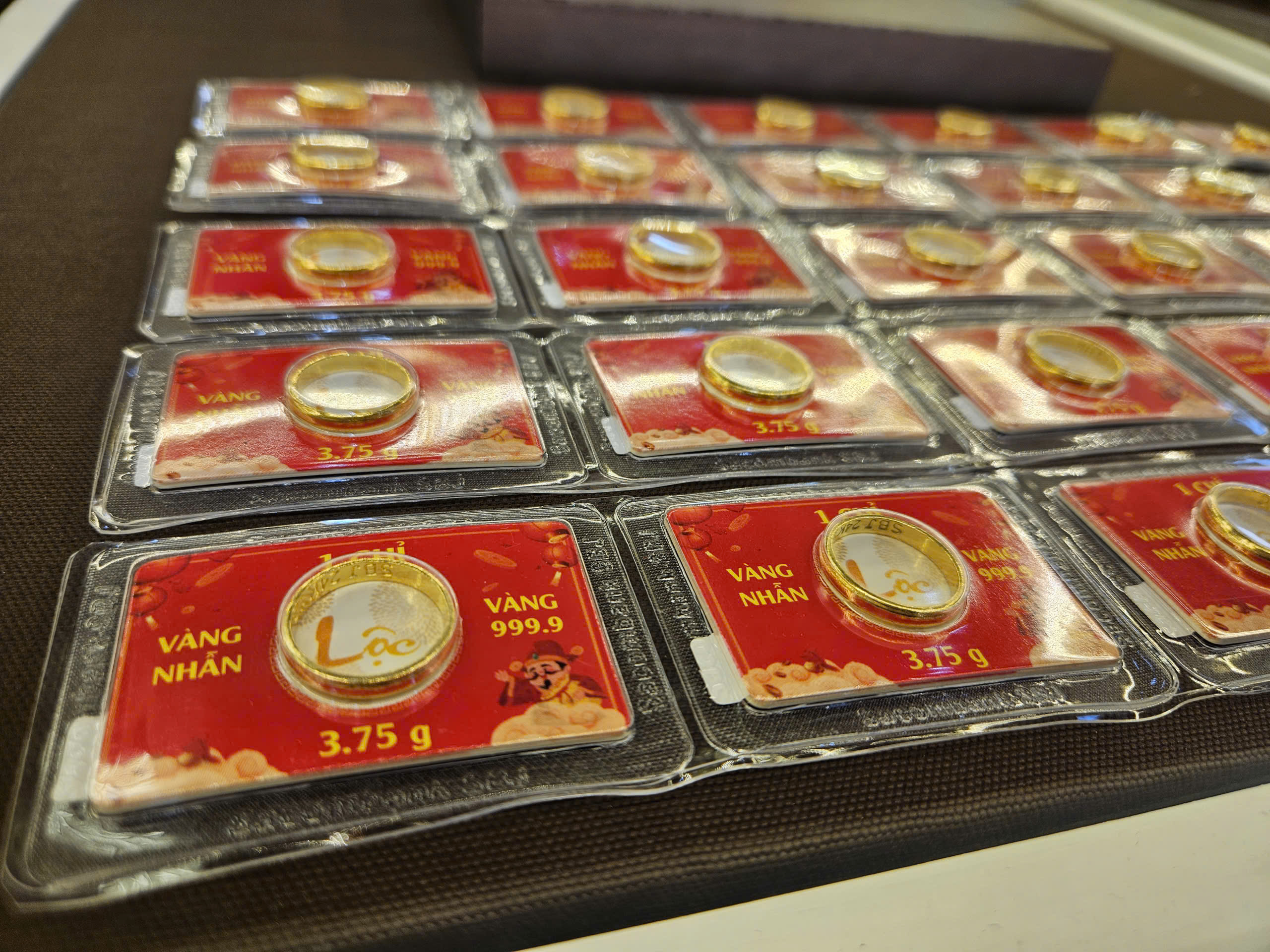 Giá vàng miếng SJC giảm nhanh bất chấp thế giới tăng vào ngày 7 - 4 - 2026 - Ảnh 2. Giá vàng miếng SJC giảm nhanh bất chấp thế giới tăng vào ngày 7 - 4 - 2026 - Ảnh 2.