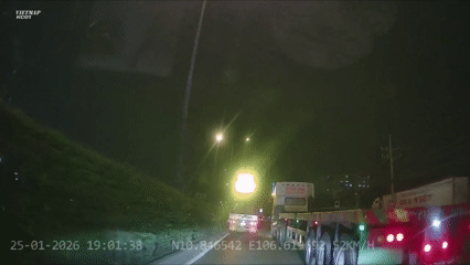 Xe đầu kéo chèn ép ô tô trên đường Đỗ Mười gây xôn xao TPHCM - Ảnh 1. Xe đầu kéo chèn ép ô tô trên đường Đỗ Mười gây xôn xao TPHCM - Ảnh 1.