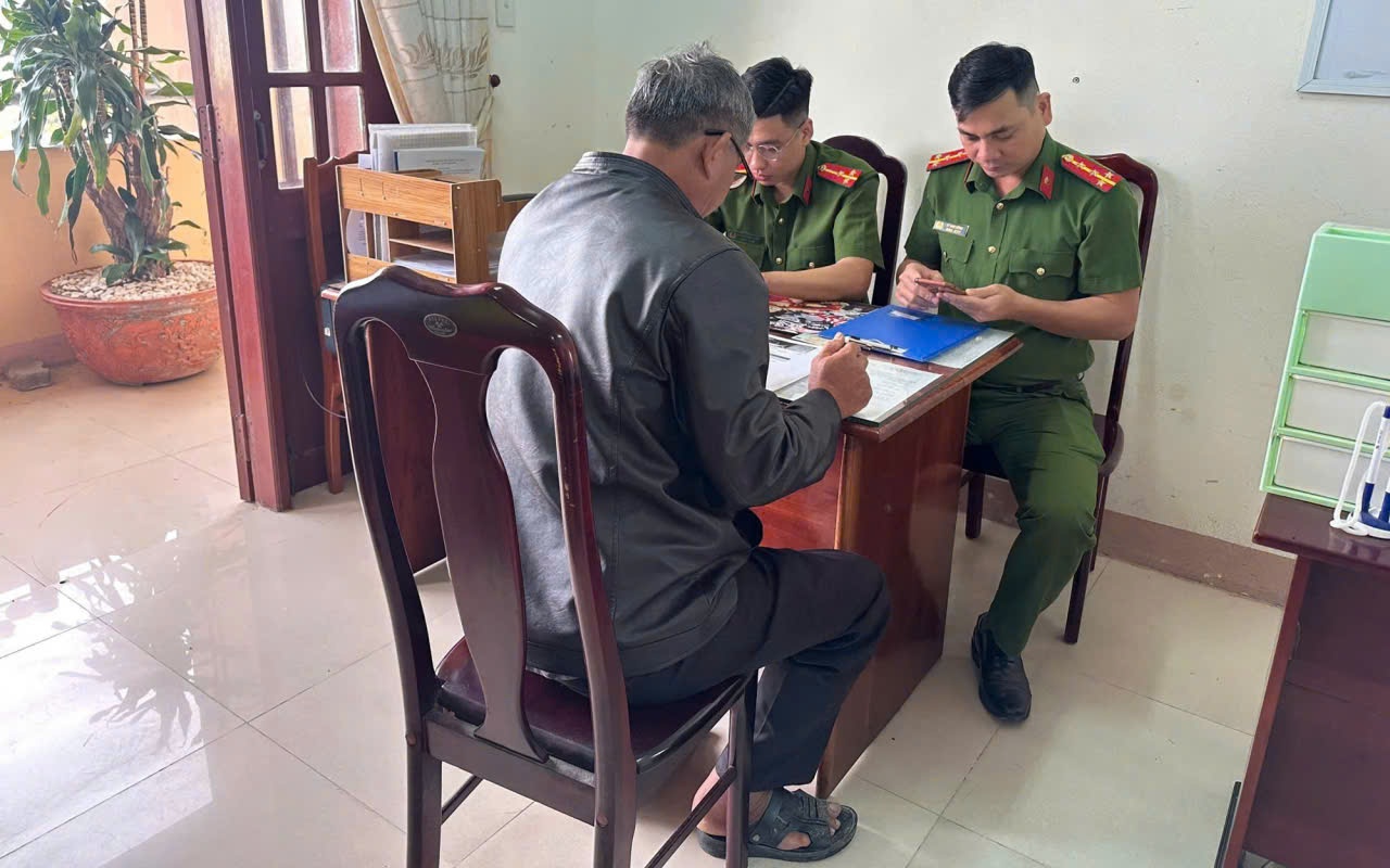 Bắt tạm giam người đánh tài xế ô tô gây rối trật tự công cộng tại Đà Nẵng - Ảnh 3. Bắt tạm giam người đánh tài xế ô tô gây rối trật tự công cộng tại Đà Nẵng - Ảnh 3.