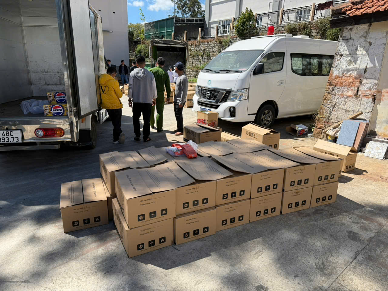 Lâm Đồng: Phát hiện 7 tấn cà phê trộn đậu nành, hương liệu - Ảnh 1.