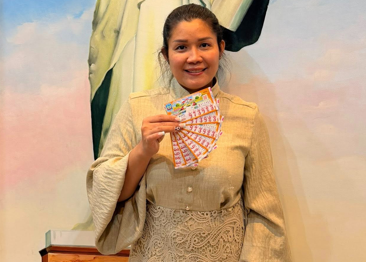 Đại lý Xổ số miền Nam mang 10 tỉ đồng đến nhà đổi thưởng cho khách hàng - Ảnh 1.